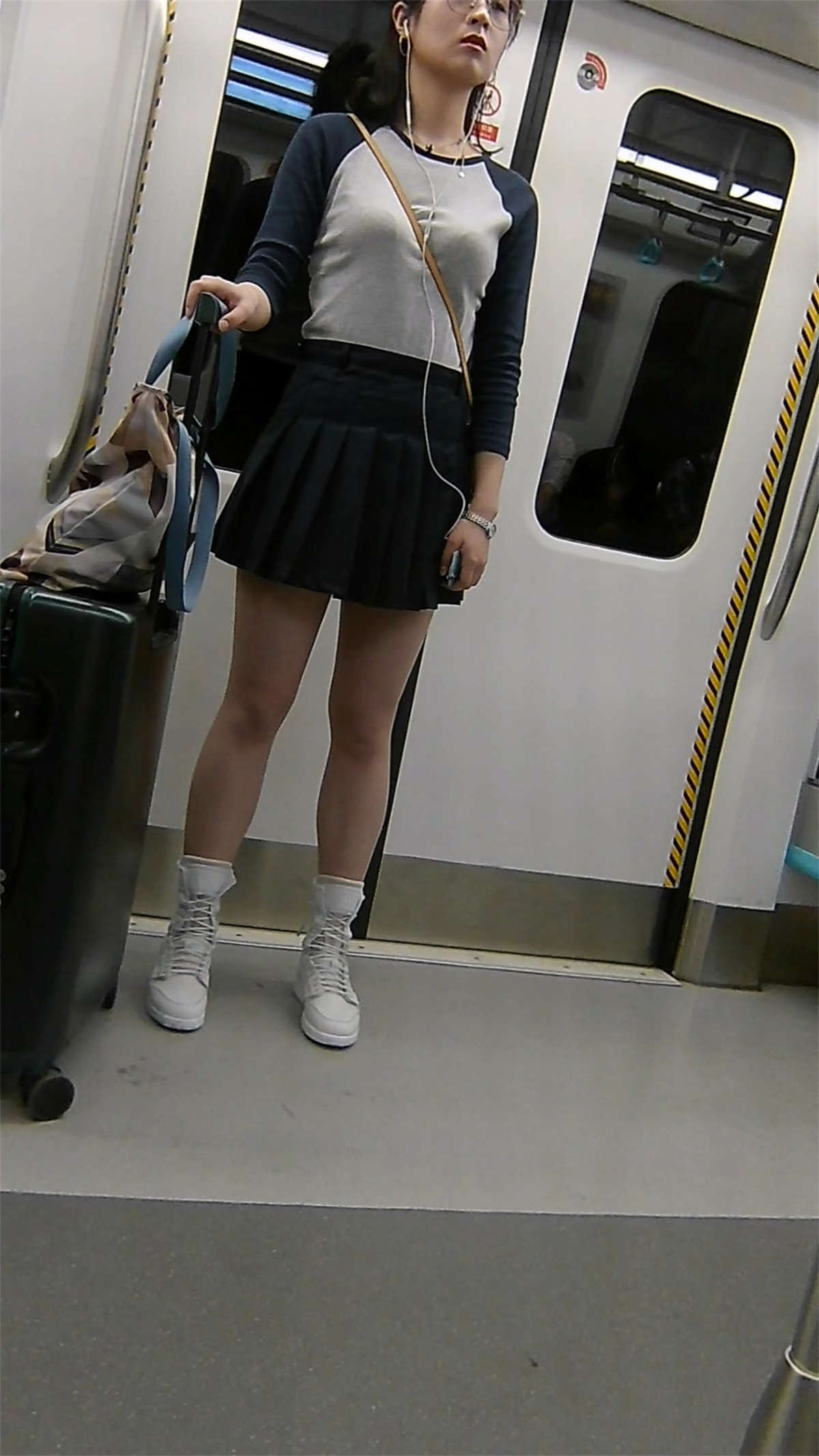 城铁上的眼镜美眉-日更街拍