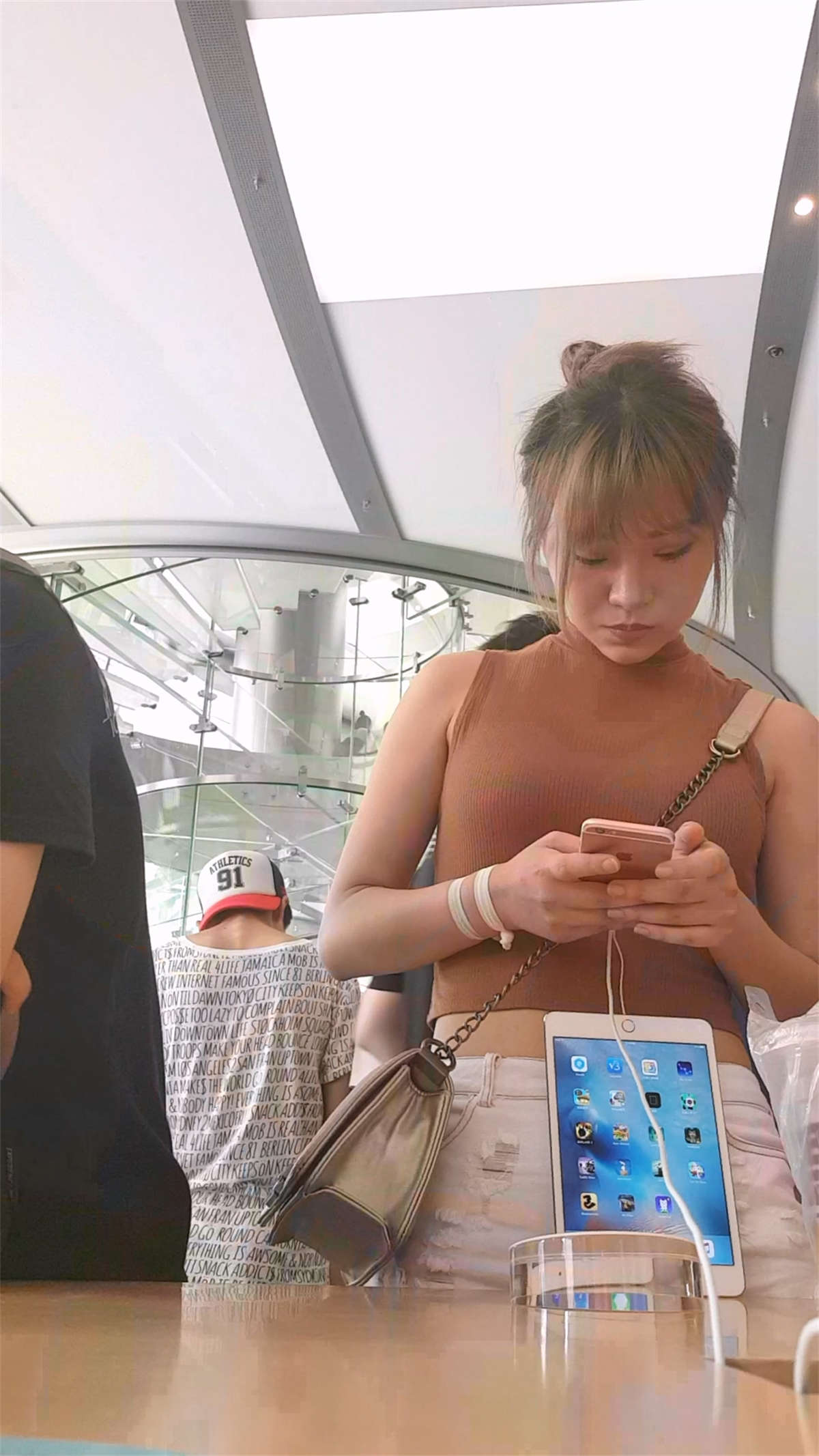 苹果商店白色超短牛仔热裤长腿高挑大胸美女-日更街拍