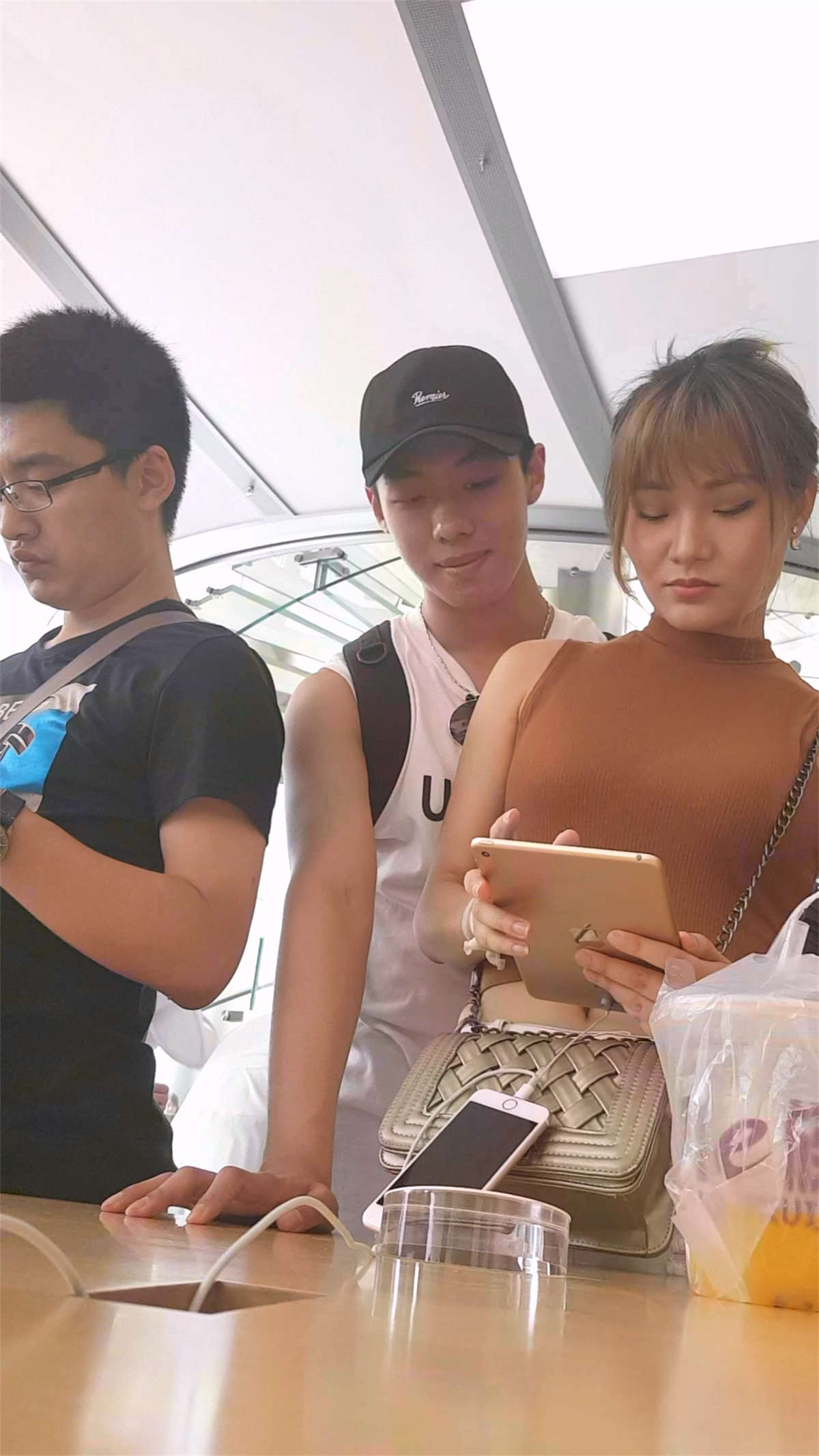 苹果商店白色超短牛仔热裤长腿高挑大胸美女插图1