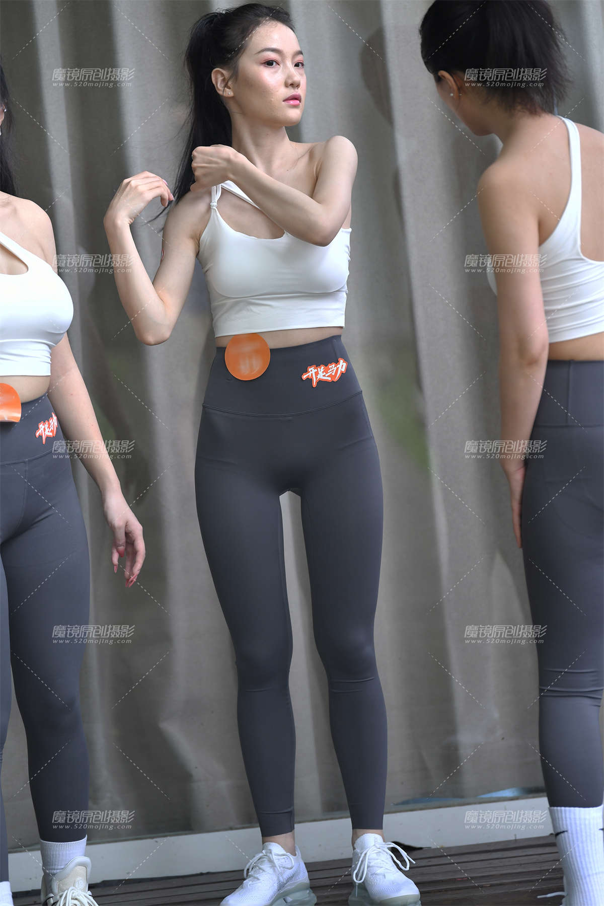 上场前打理一下-日更街拍