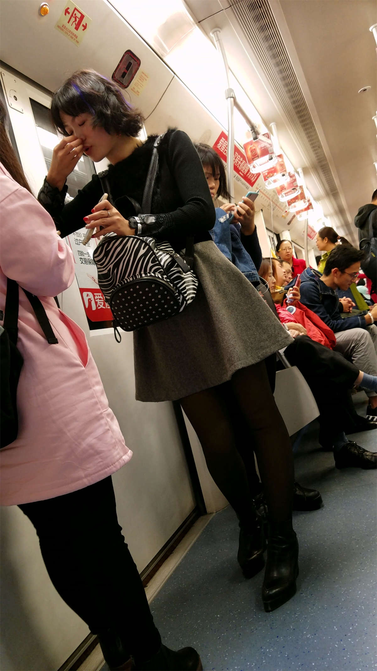 图片[2]-地铁灰色连衣裙黑丝黑高少妇-日更街拍