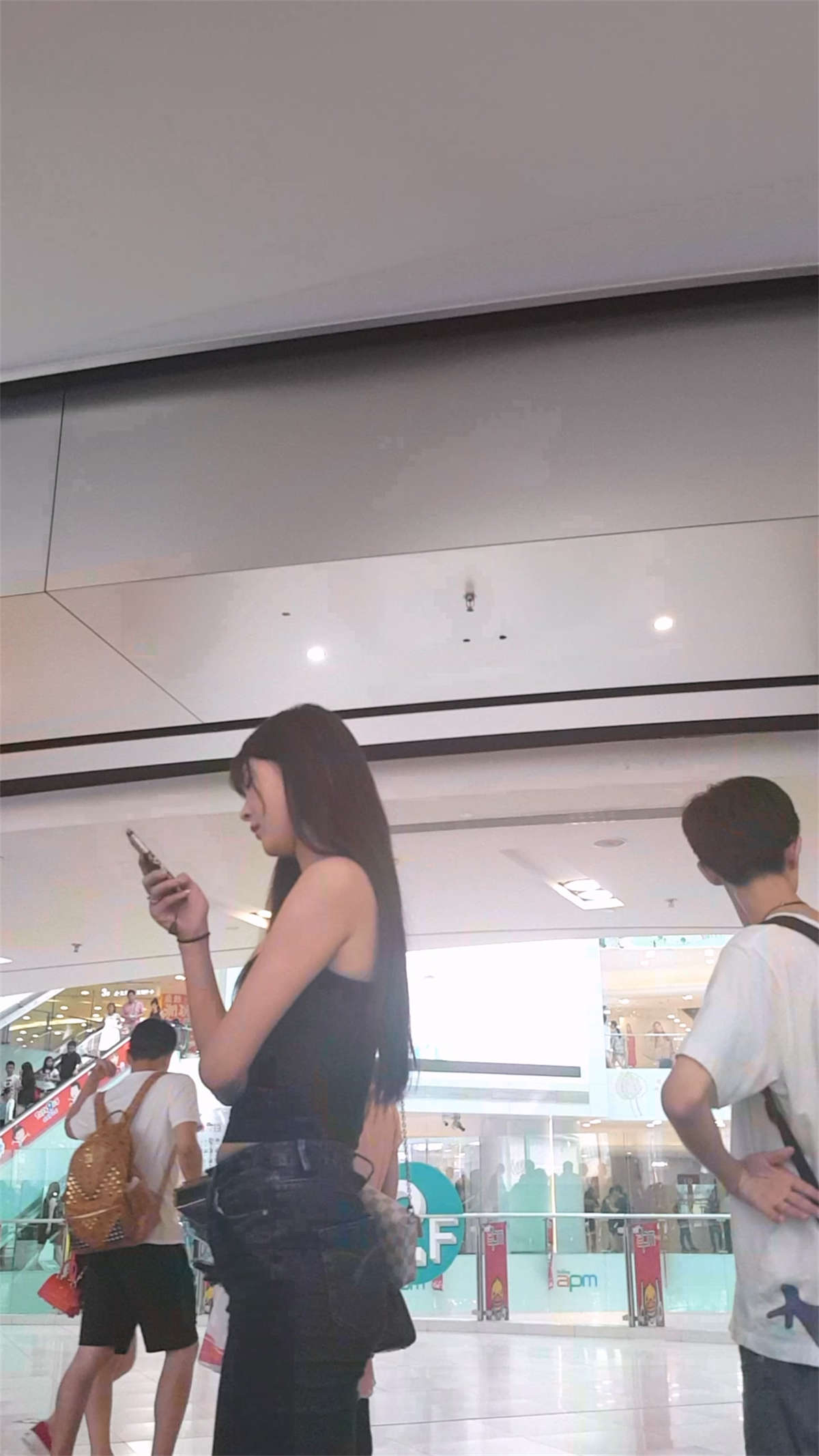 苹果商店蓝色紧身牛仔裤极品长发美女插图1