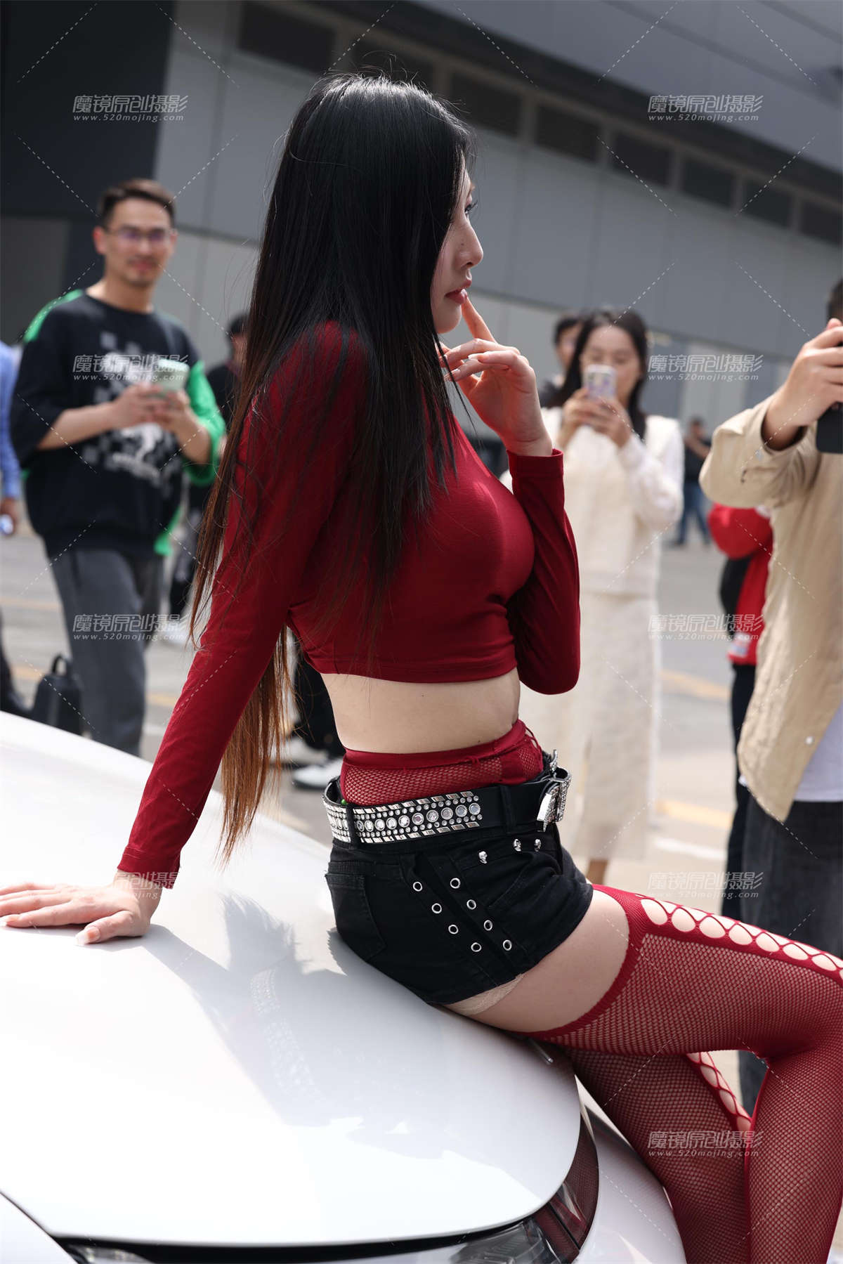 20250301车模肖悦的红色网袜搭肉丝-日更街拍