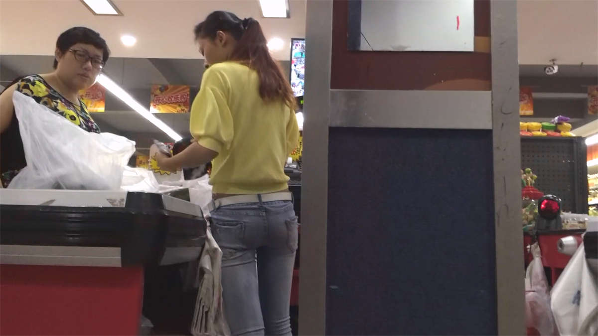 超市里面的收银员美女-日更街拍