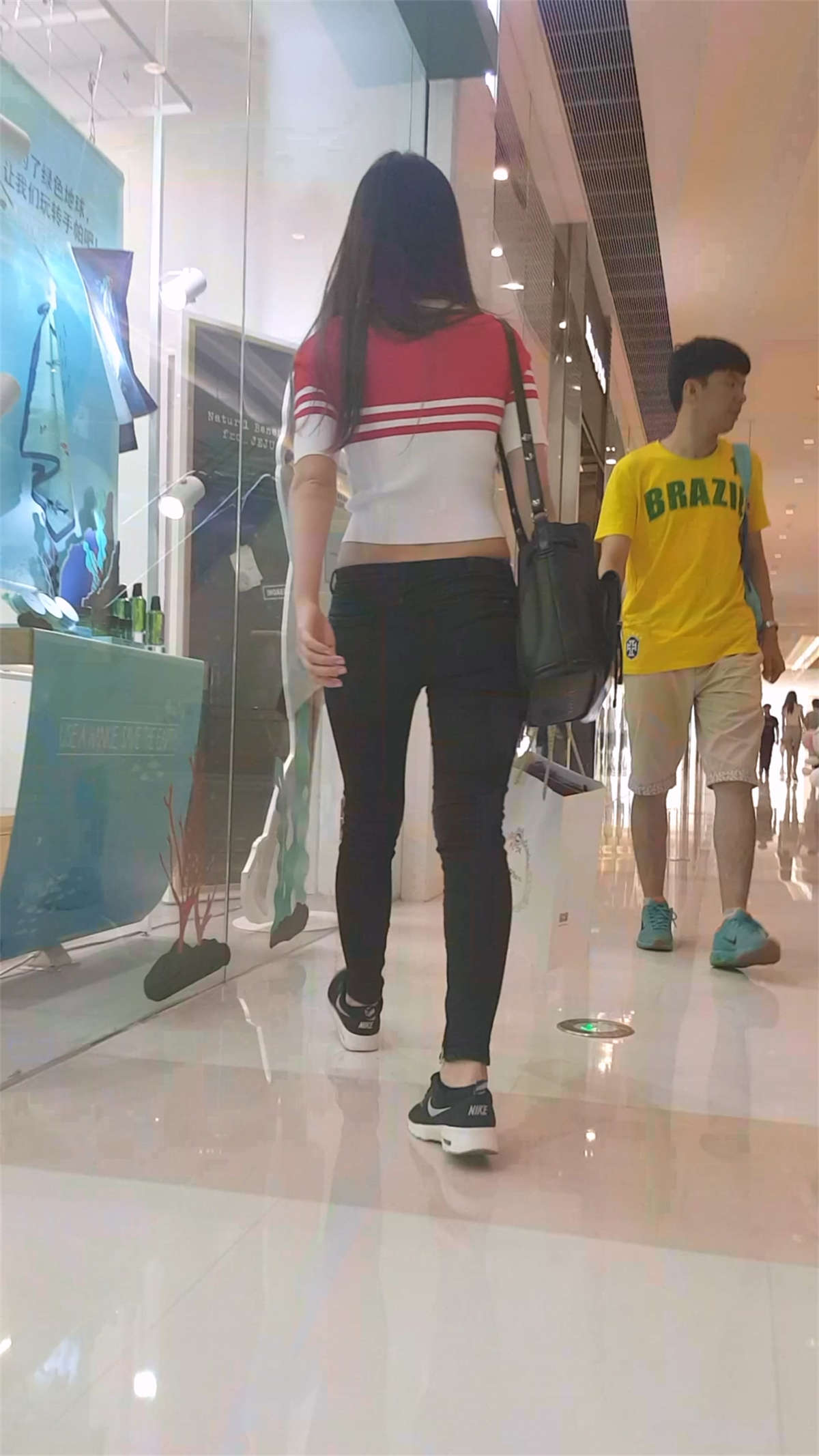 逛商场的长发美女黑色紧身牛仔裤性感翘臀插图1