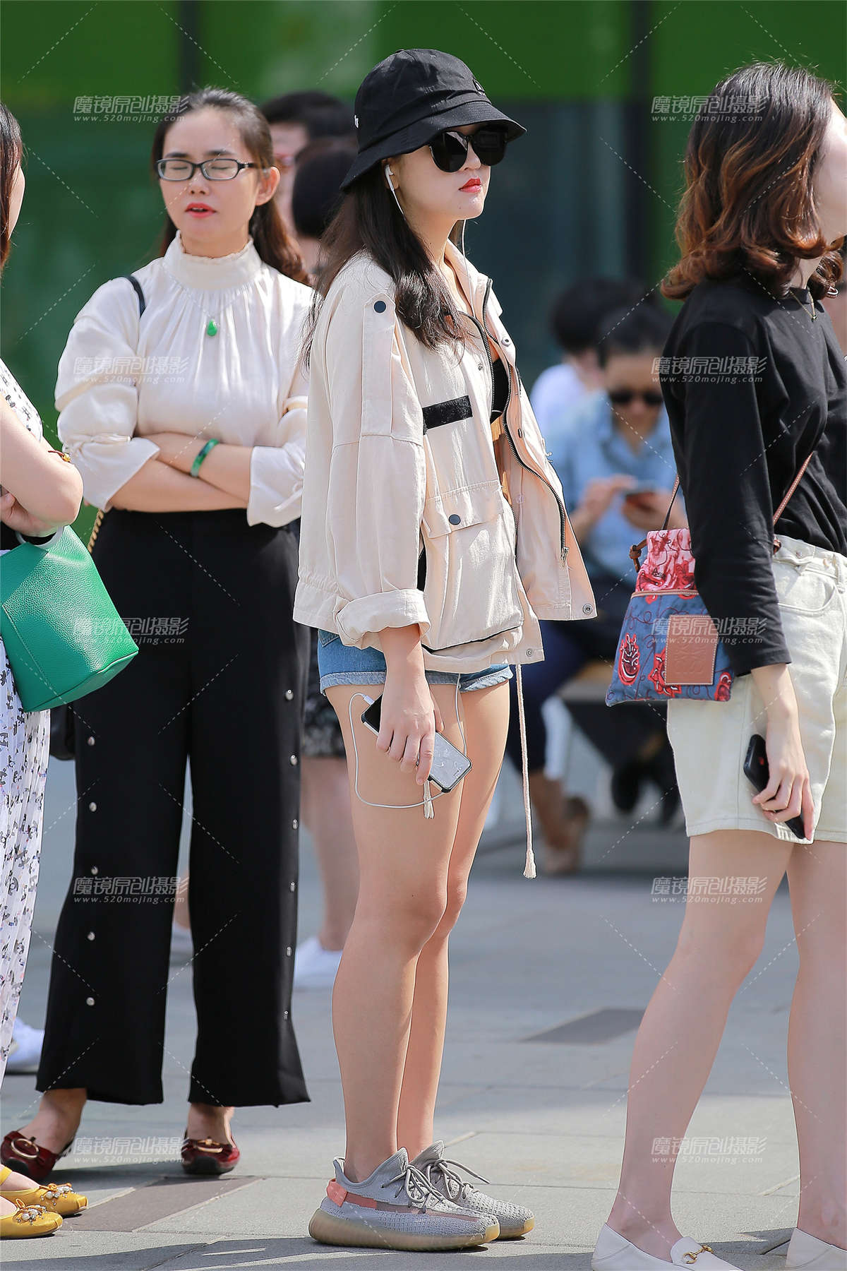 【玻璃赛贴】牛仔热裤美女-日更街拍