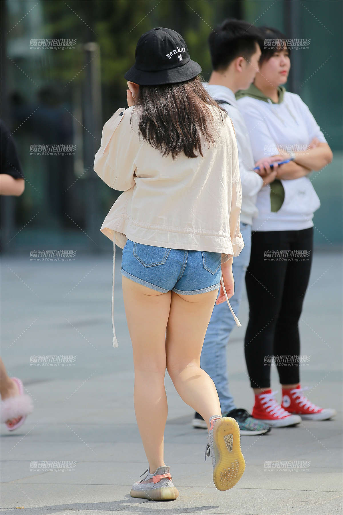 图片[2]-【玻璃赛贴】牛仔热裤美女-日更街拍