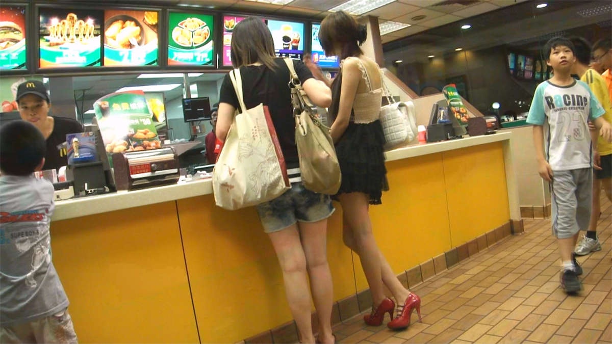 买东西的两位妹妹插图1