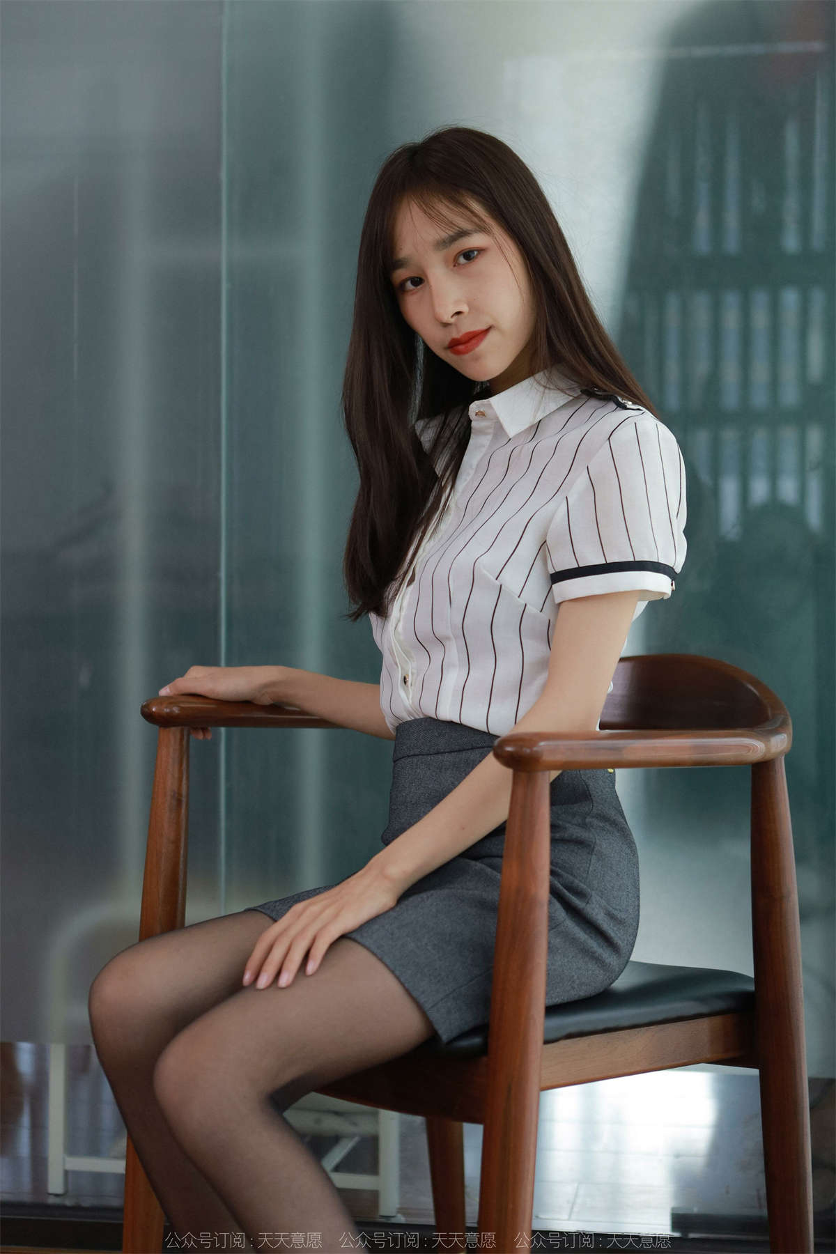 IESS异思趣向 2022.03.30 丝享家1044：美子 酒红色美甲-日更街拍