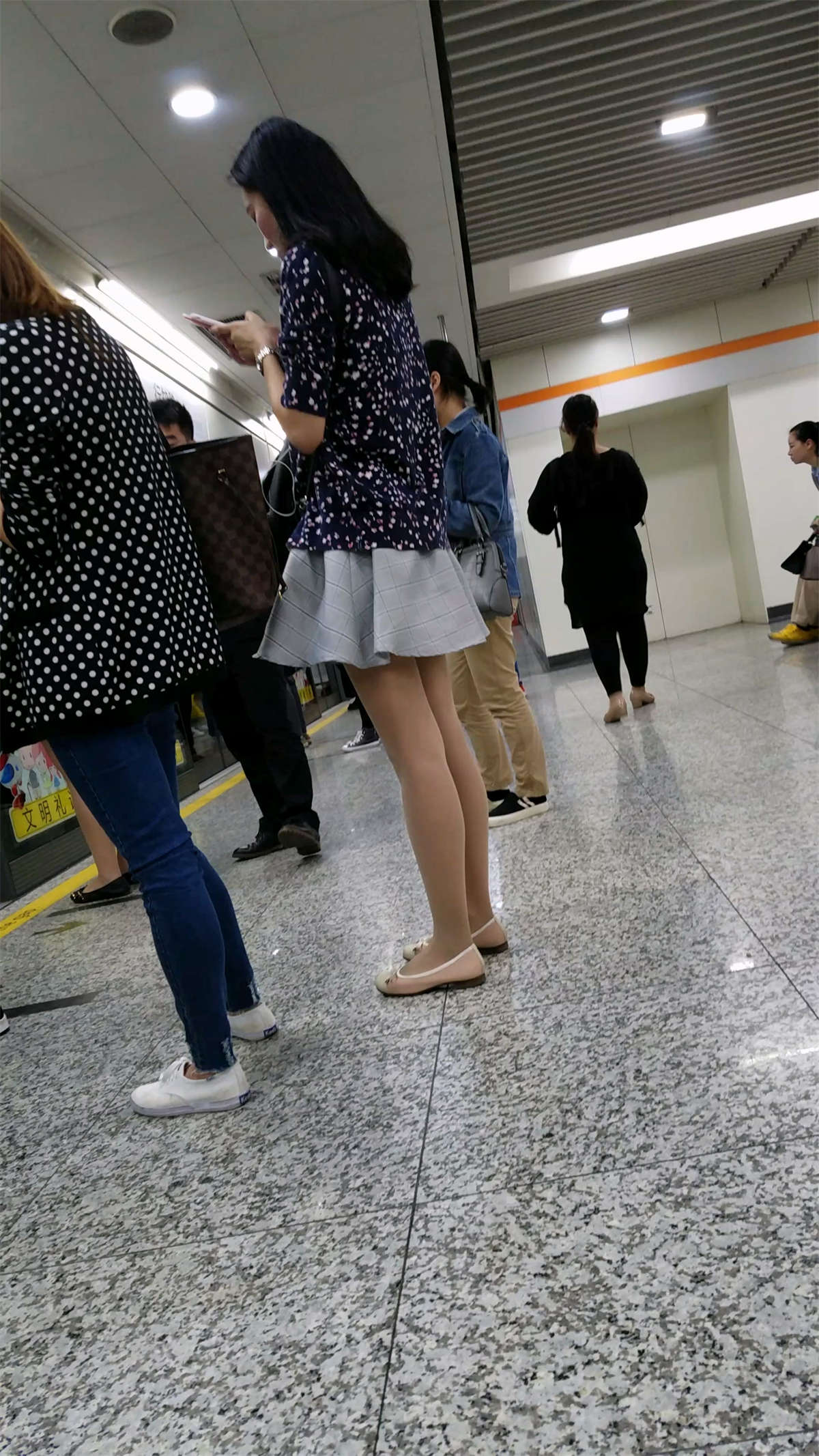 图片[2]-地铁站等车的肉色丝袜高挑身材连衣短裙美女-日更街拍