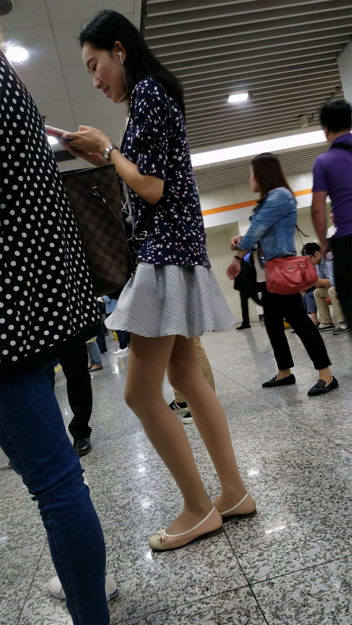 地铁站等车的肉色丝袜高挑身材连衣短裙美女-日更街拍