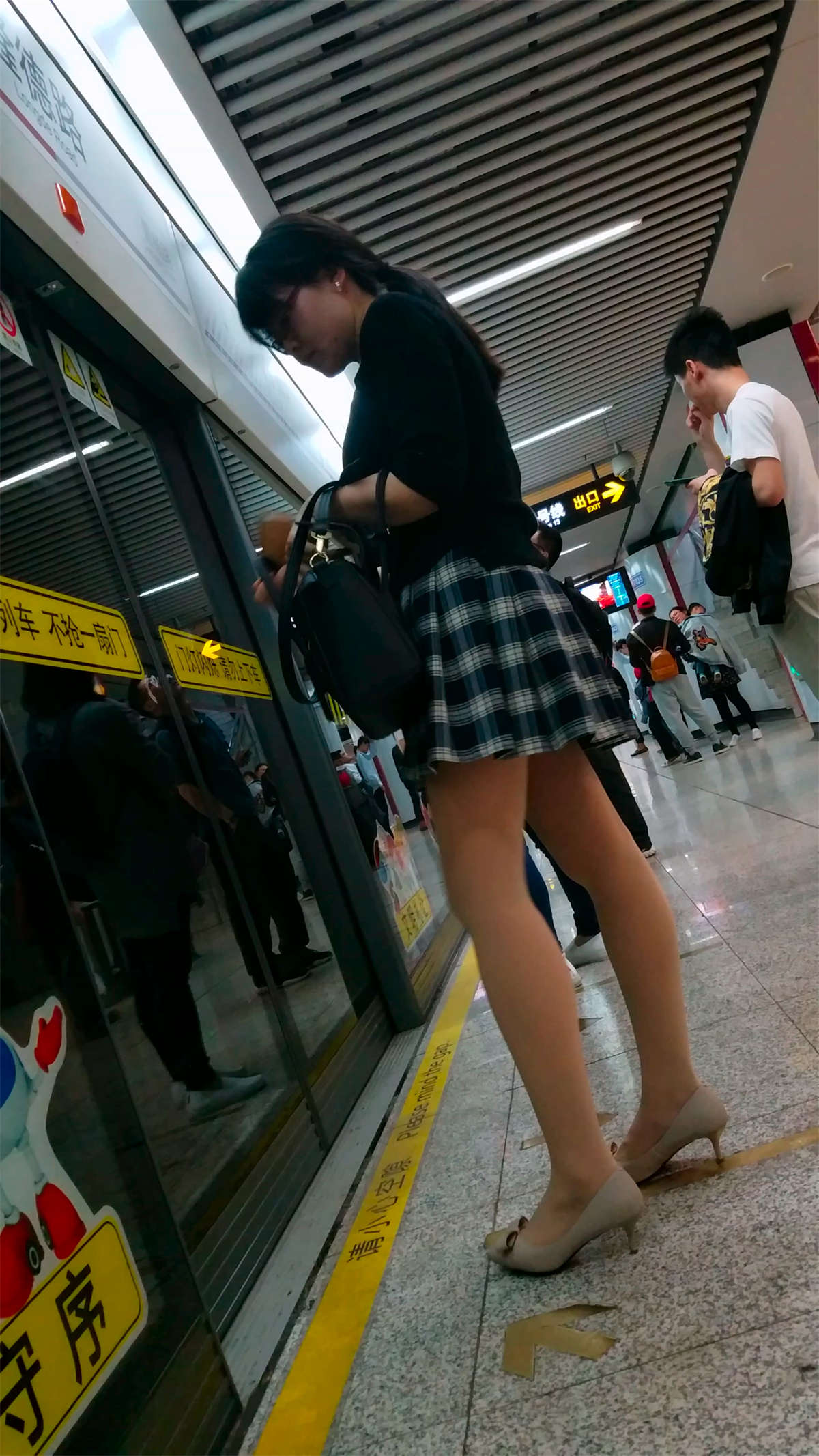 图片[2]-等地铁的靓女-日更街拍