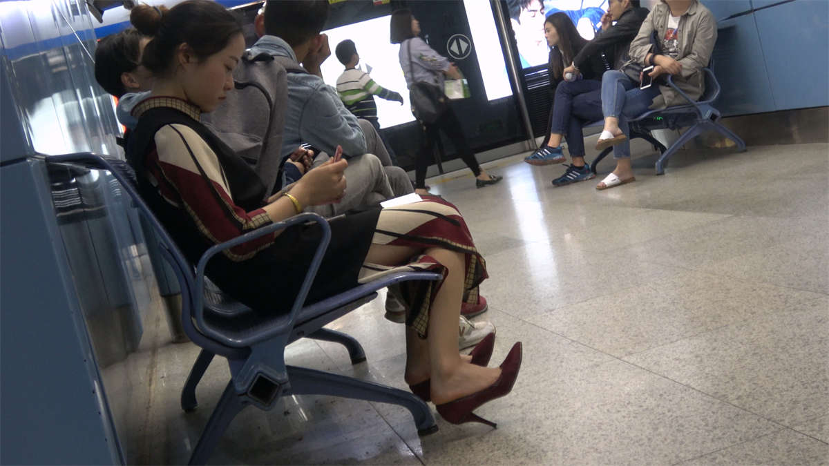 高跟鞋美女在玩手机-日更街拍