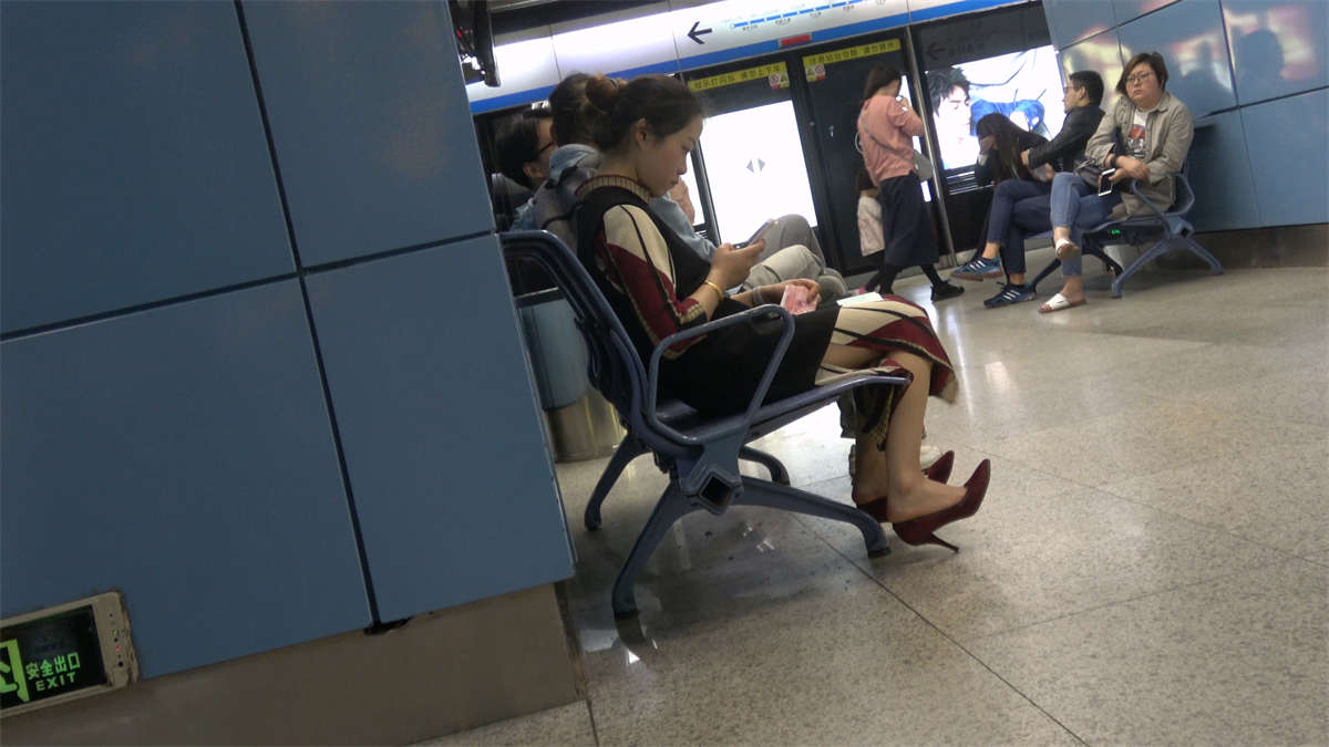 图片[2]-高跟鞋美女在玩手机-日更街拍