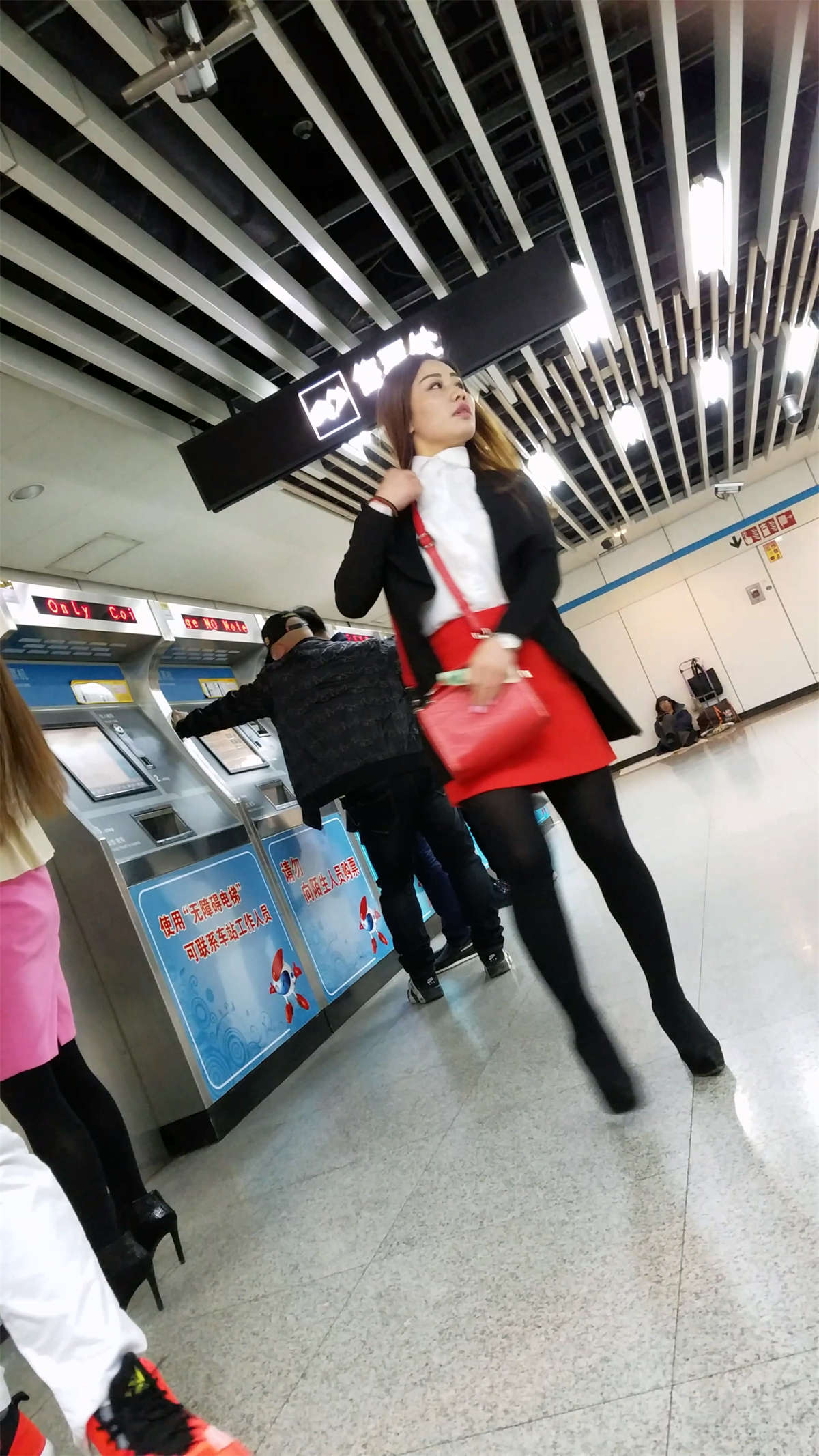 图片[2]-跟拍一对靓丽的金色长发美女黑色丝袜性感美腿1-日更街拍