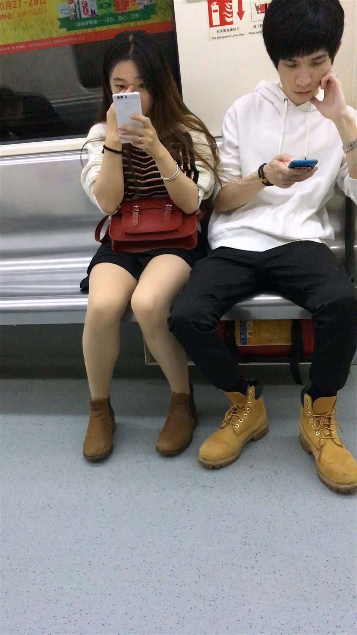 图片[2]-和男友一起做地铁回家的女神美女-日更街拍