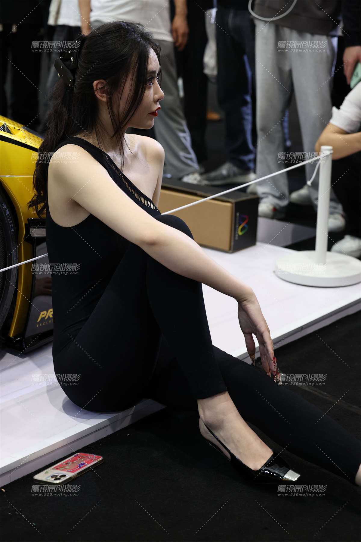 图片[2]-20250301紧身黑裤妹子-日更街拍