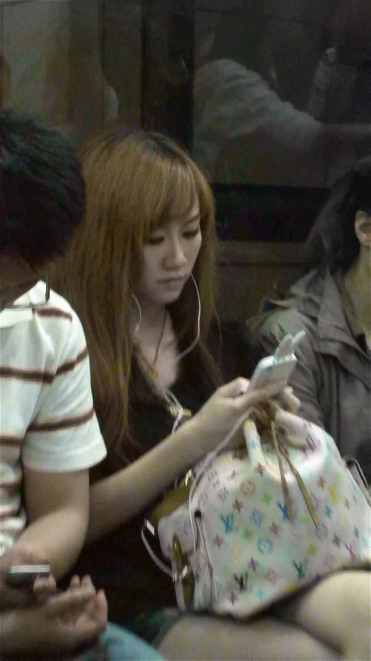 图片[2]-地铁拍到的牛仔热裤美女-日更街拍