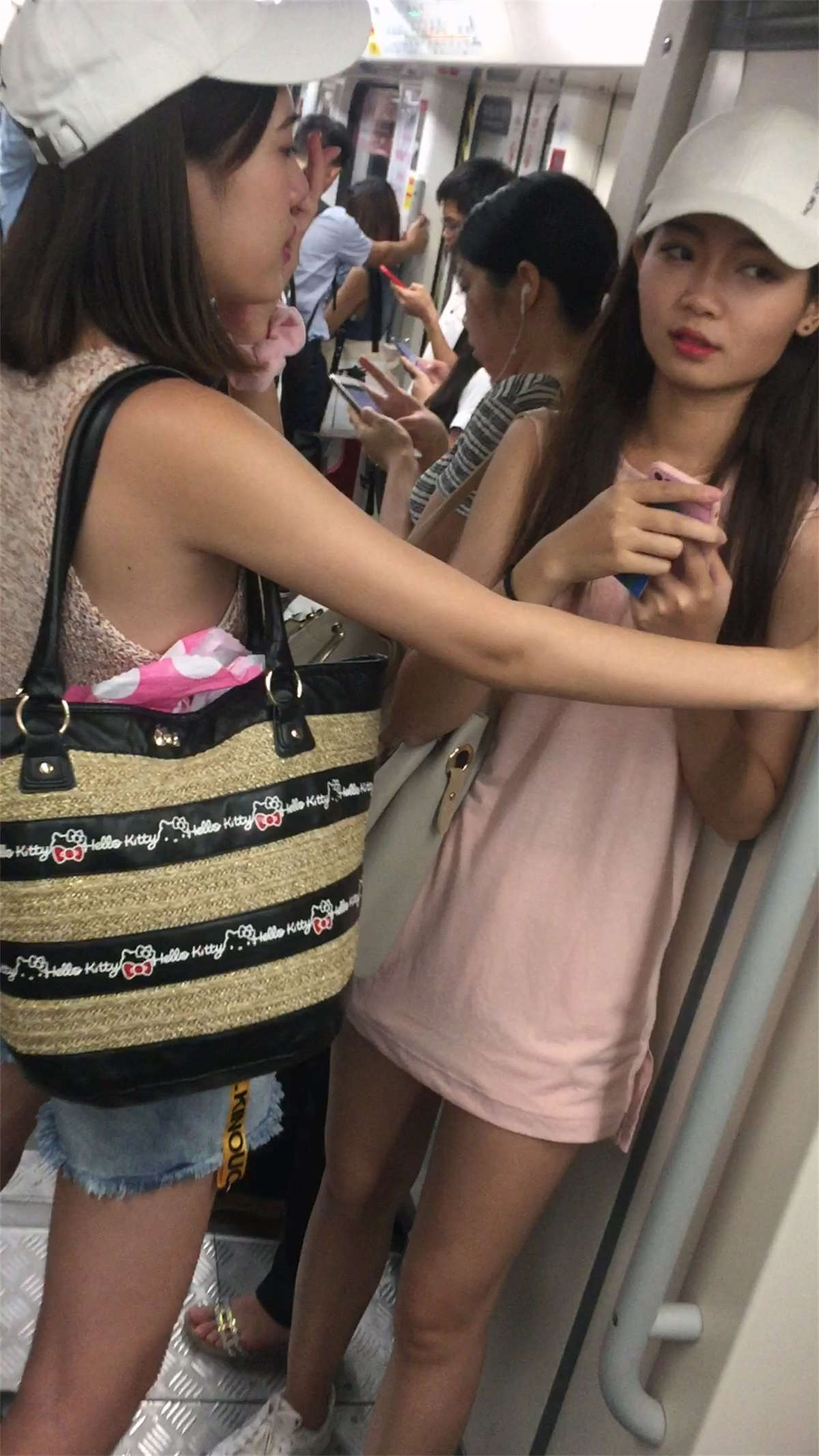 实拍地铁上撩妹最后要联系方式-日更街拍