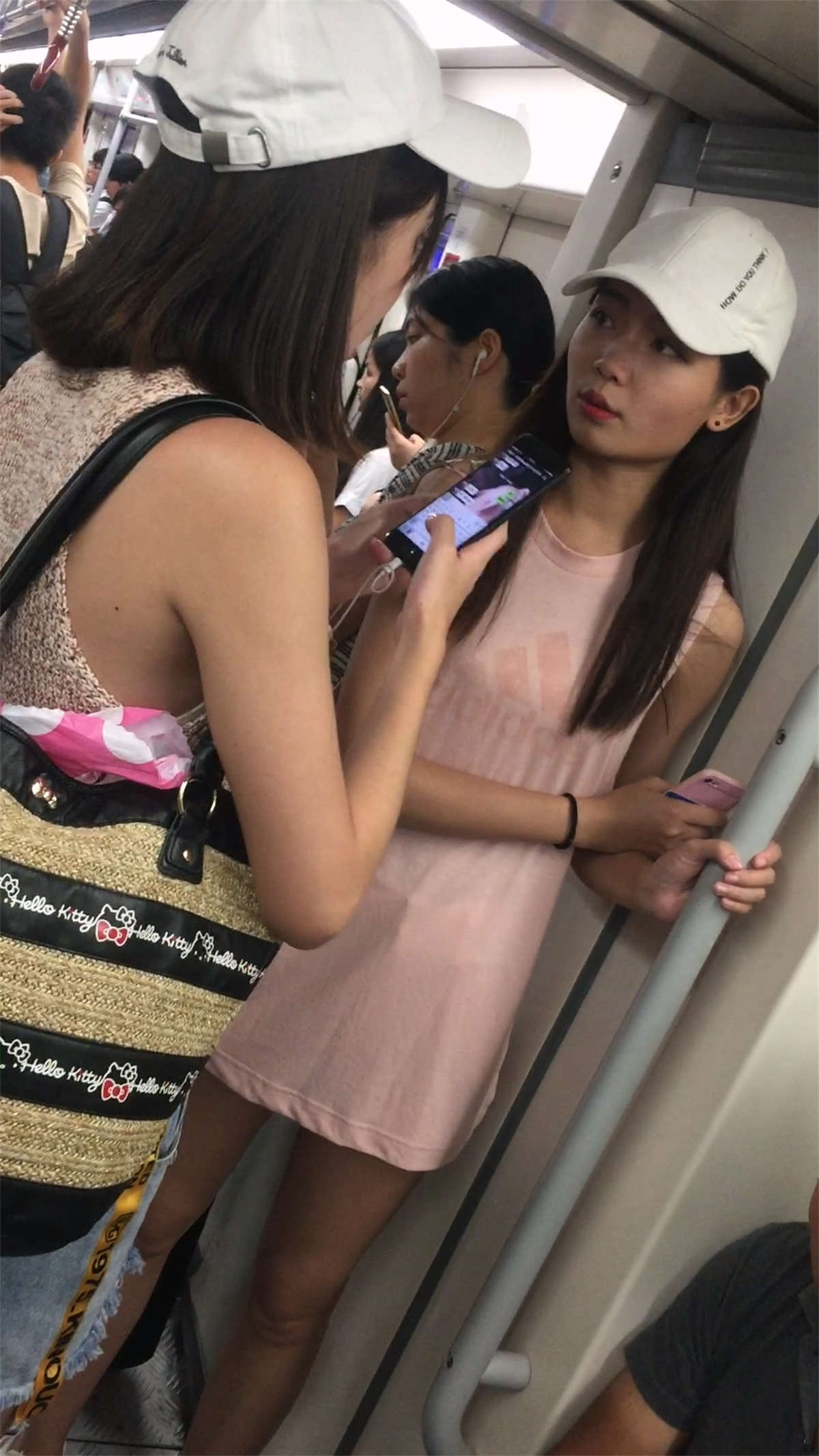 图片[2]-实拍地铁上撩妹最后要联系方式-日更街拍