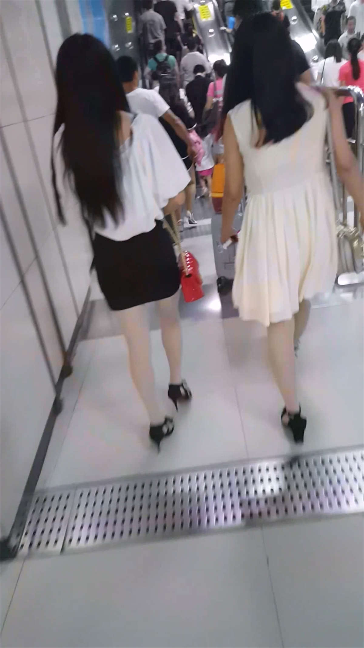 这个黑色短裙美女的臀部真实黄金比例 脚也很性感-日更街拍
