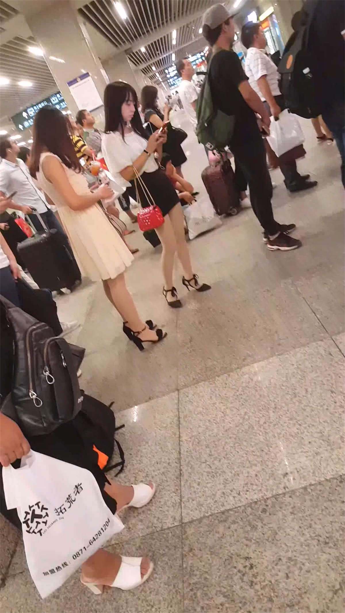 图片[2]-这个黑色短裙美女的臀部真实黄金比例 脚也很性感-日更街拍