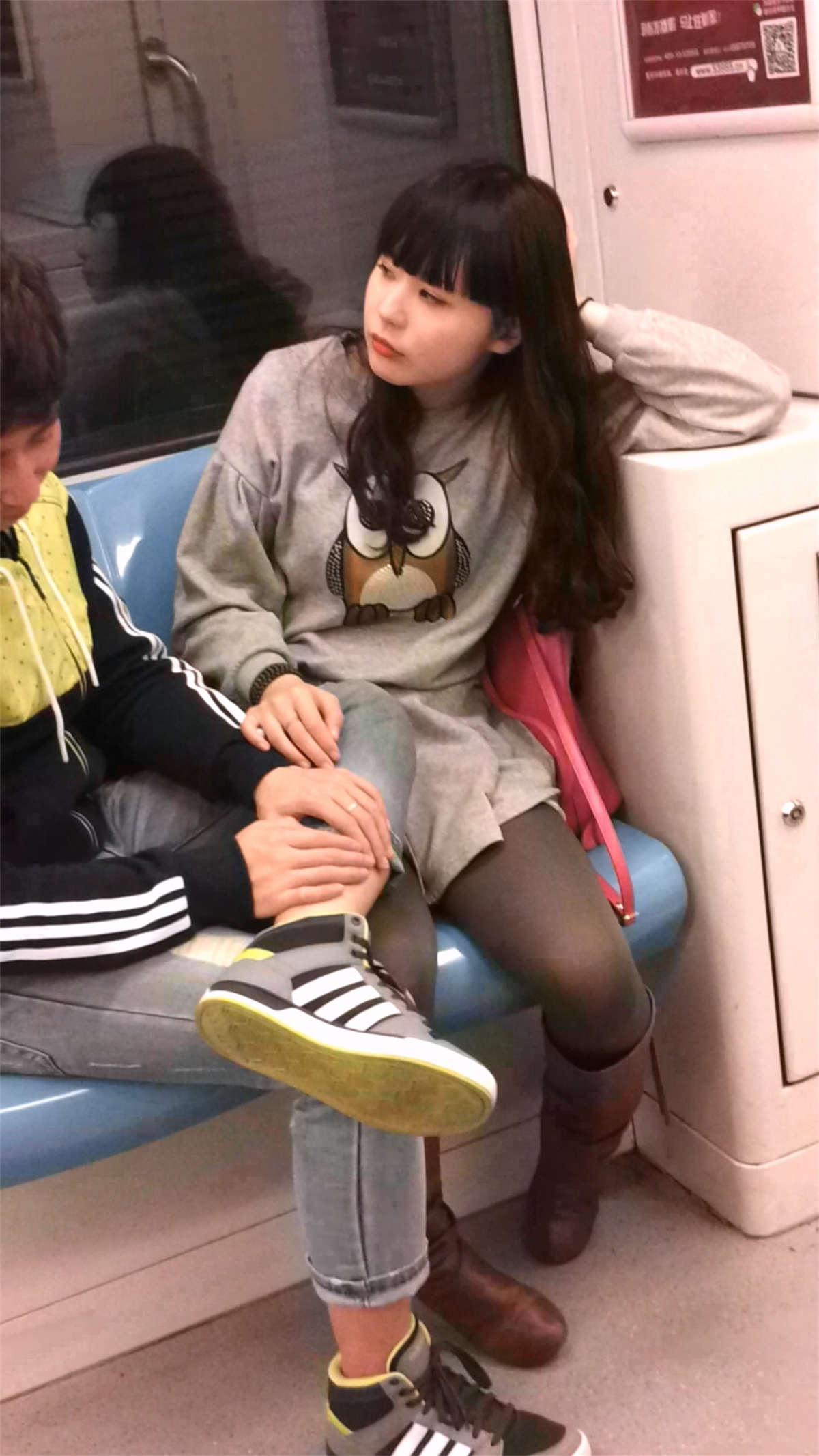 图片[2]-地铁说笑的美眉-日更街拍