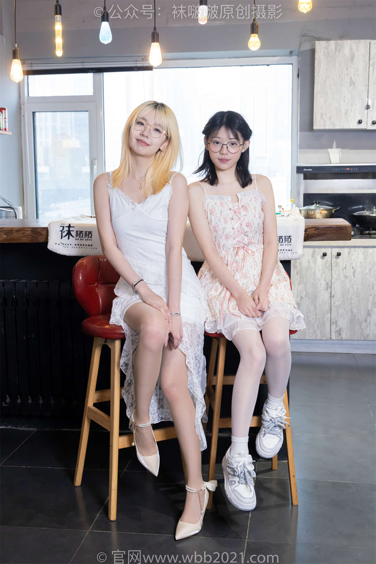 袜啵啵 No.524 小甜豆糯米-高跟鞋、板鞋、白棉袜、薄白丝（脚尖加固款）、油亮薄肉丝（脚尖微加固款）、裸足、双人踩酸奶剧情 剧情版-日更街拍