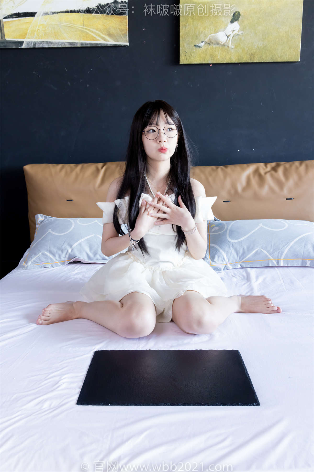 袜啵啵 No.525 小甜豆-高跟鞋、短白丝（脚尖加固款）、裸足、裸足刀叉摆盘剧情 超长花絮版-日更街拍