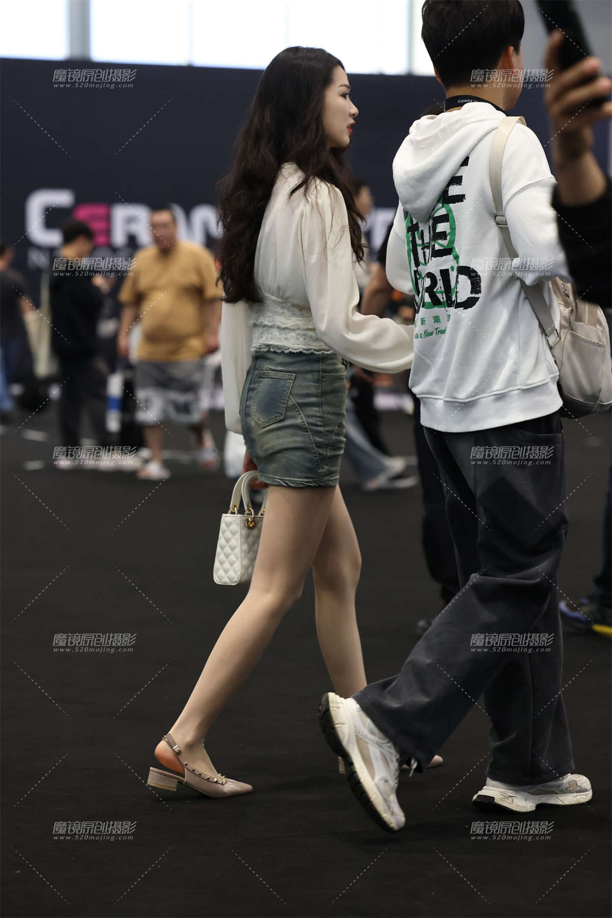 图片[2]-20250301这个路人小姐姐的肉丝美腿真漂亮-日更街拍