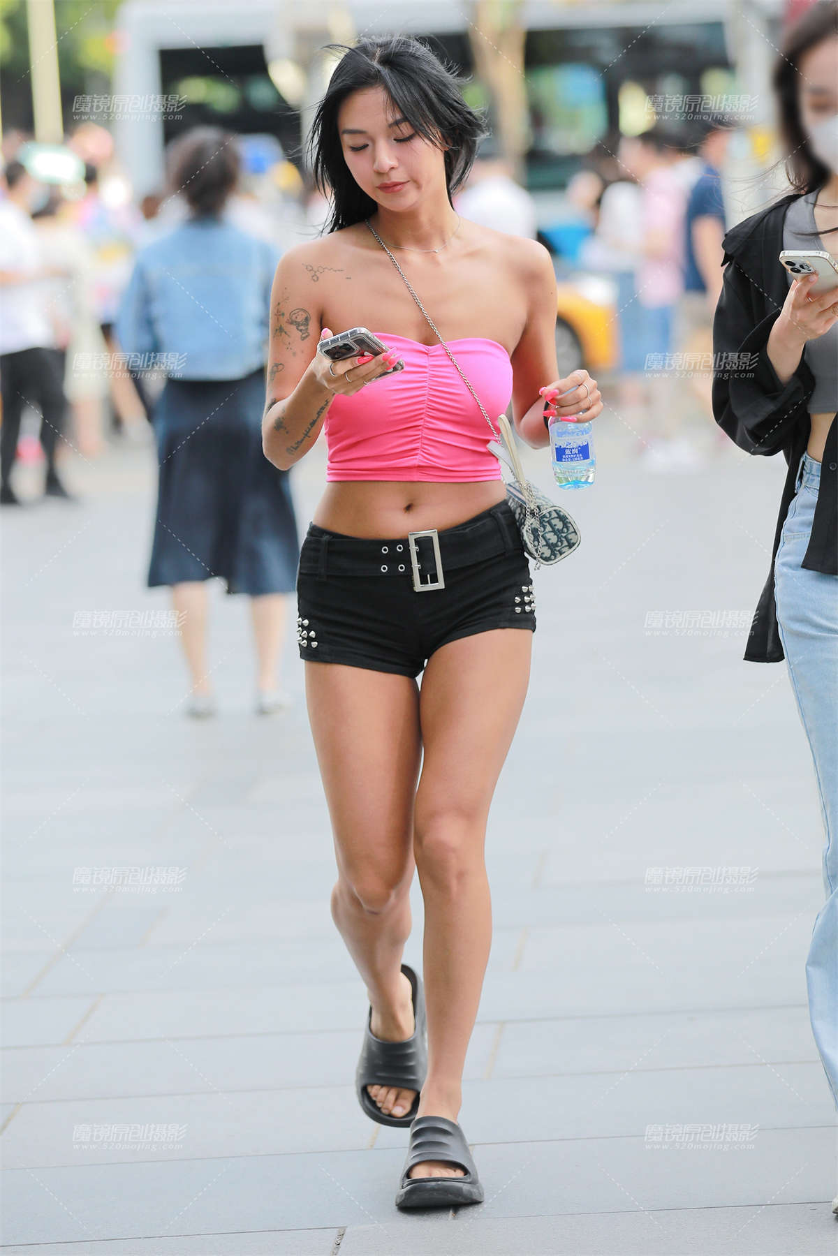 图片[2]-【玻璃街拍】黑热裤-日更街拍