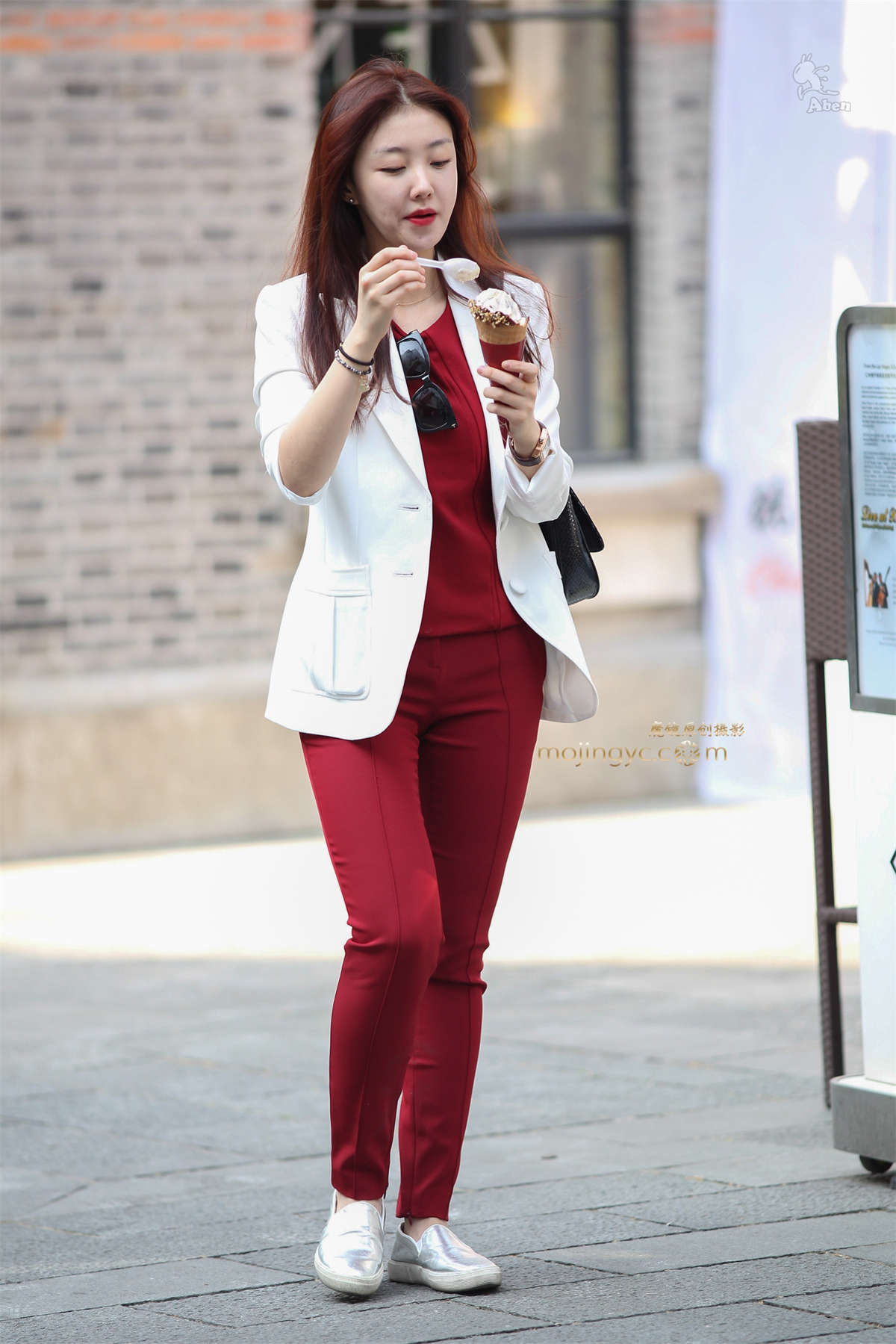 阿奔.白西装 红裤 甜筒.12p-日更街拍