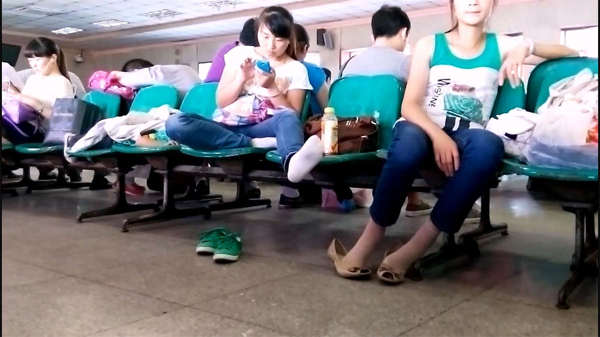 图片[2]-候车厅盘腿坐的美女-日更街拍