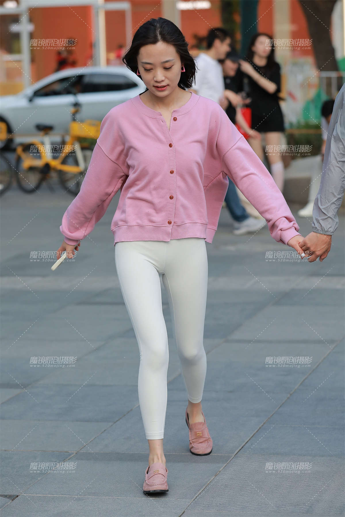 白色紧身瑜伽裤-日更街拍