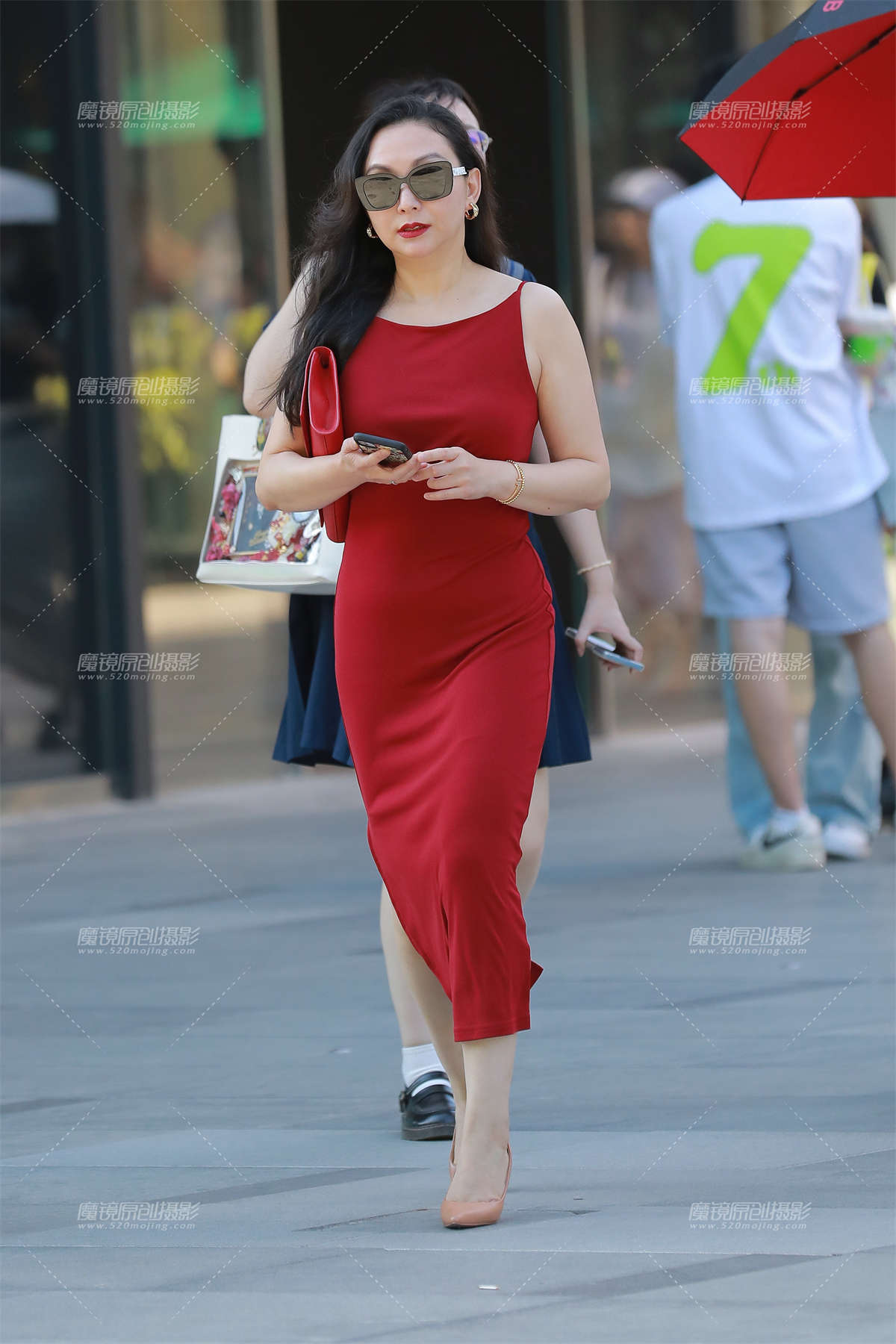 【玻璃街拍】红裙-日更街拍