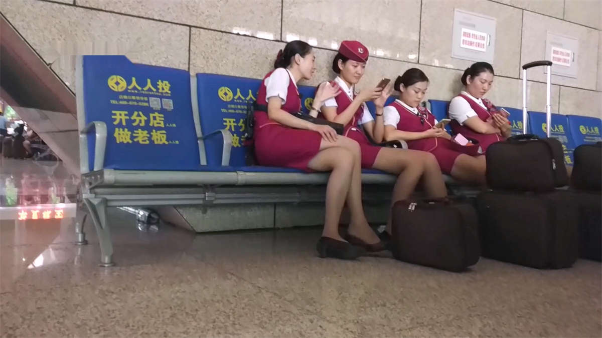 高铁上的美女在等候车辆-日更街拍