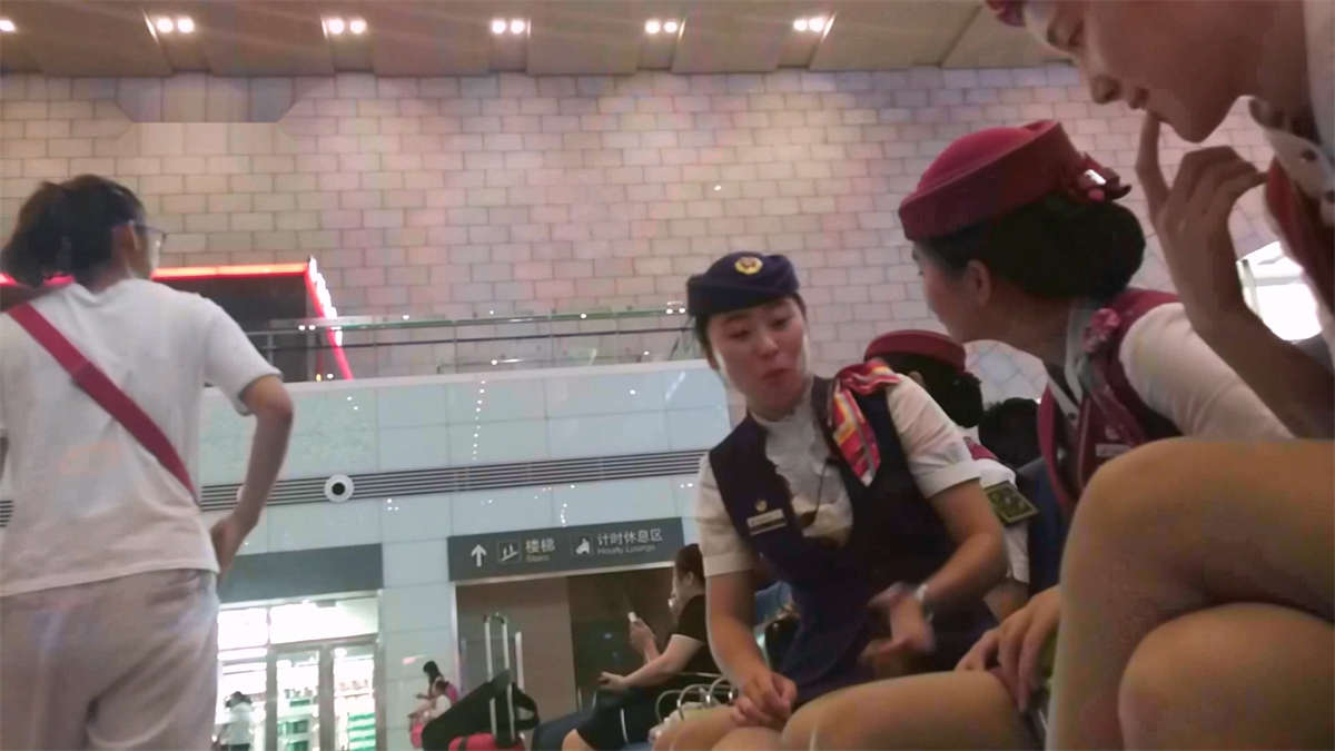 图片[2]-高铁上的美女在等候车辆-日更街拍