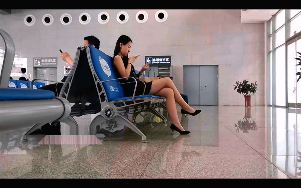 图片[2]-候车室的漂亮美女-日更街拍