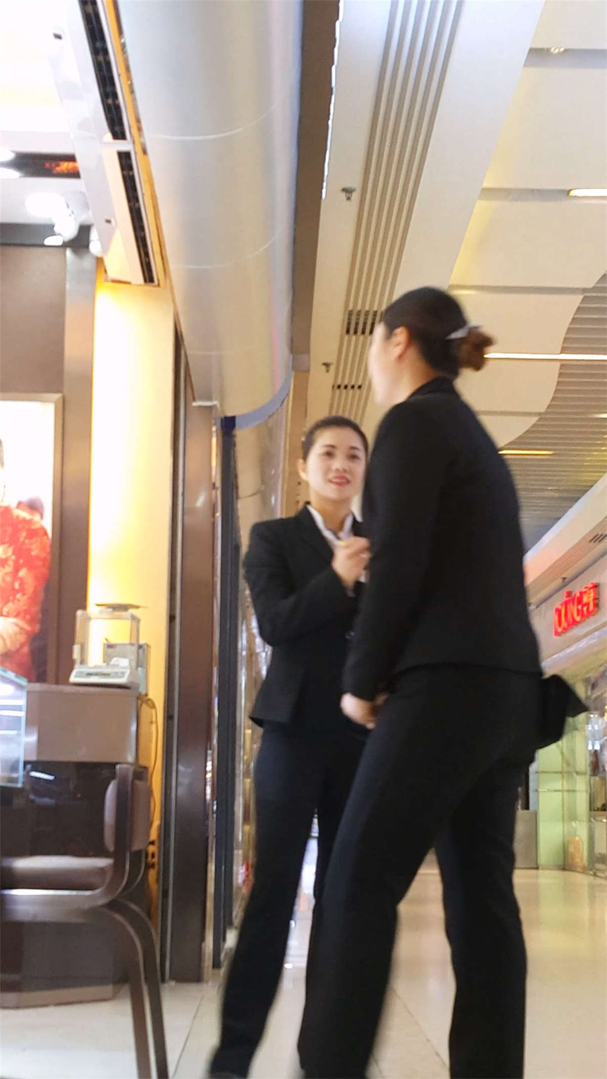 漂亮的OL美女插图1