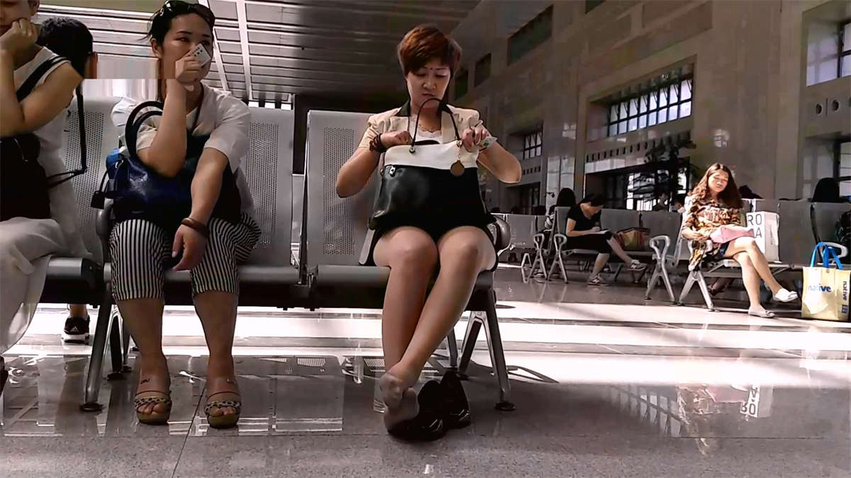 图片[2]-候车室的少妇-日更街拍