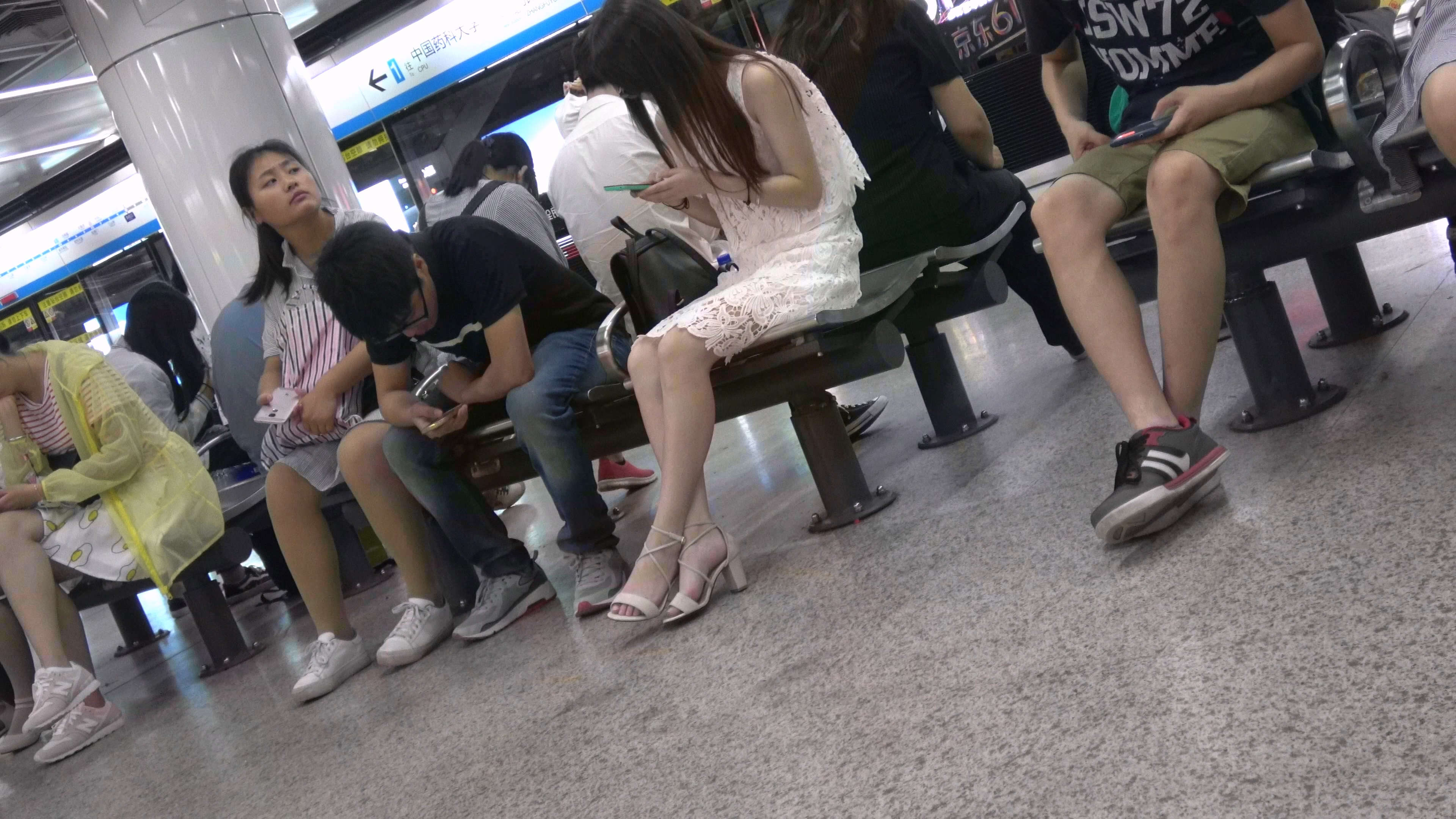 图片[2]-戴眼镜的气质小美女-日更街拍