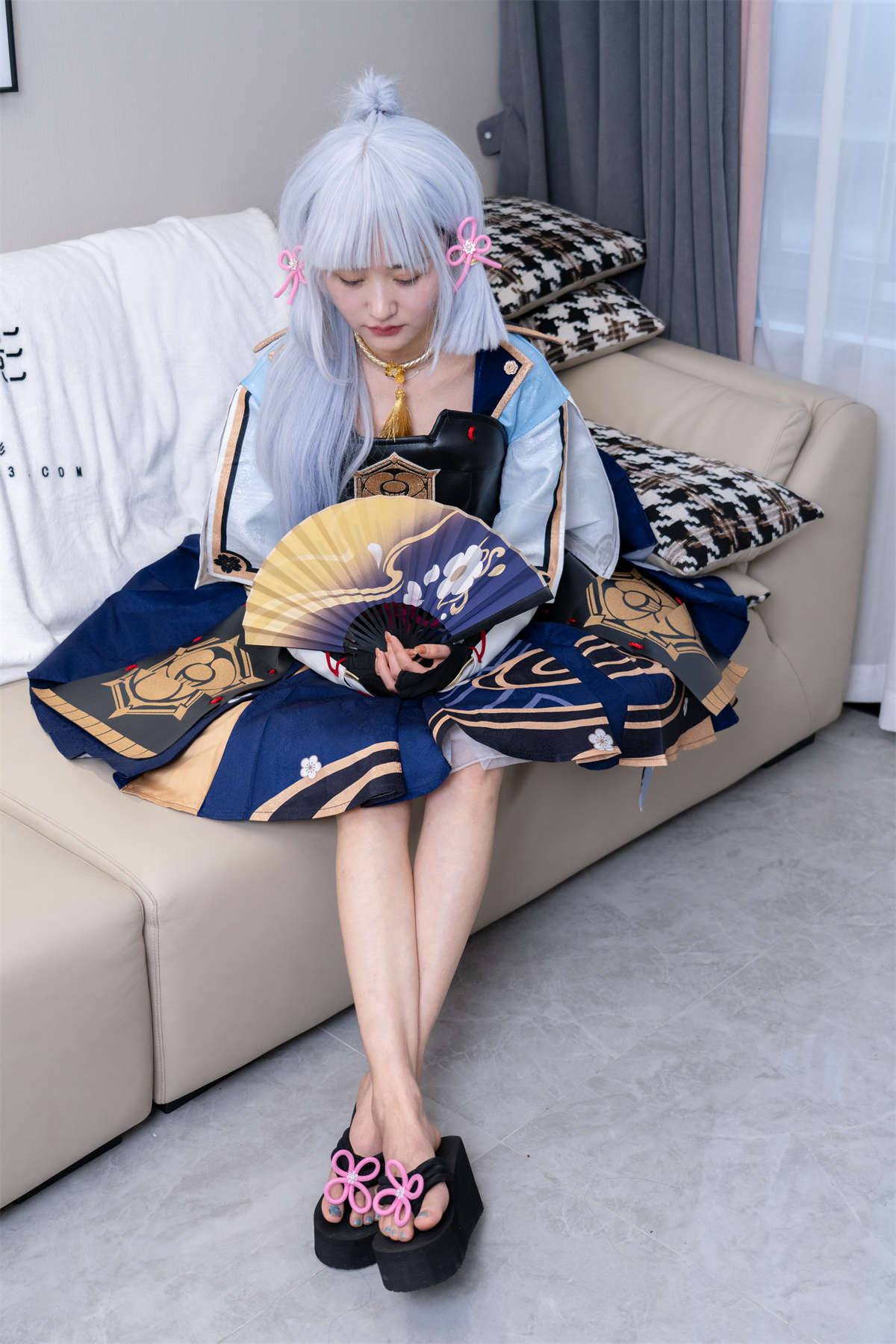 甜予摄影141期：澜澜-cos服人字拖、白丝（脚尖加固）、裸足、挠脚心剧情 完整版-日更街拍