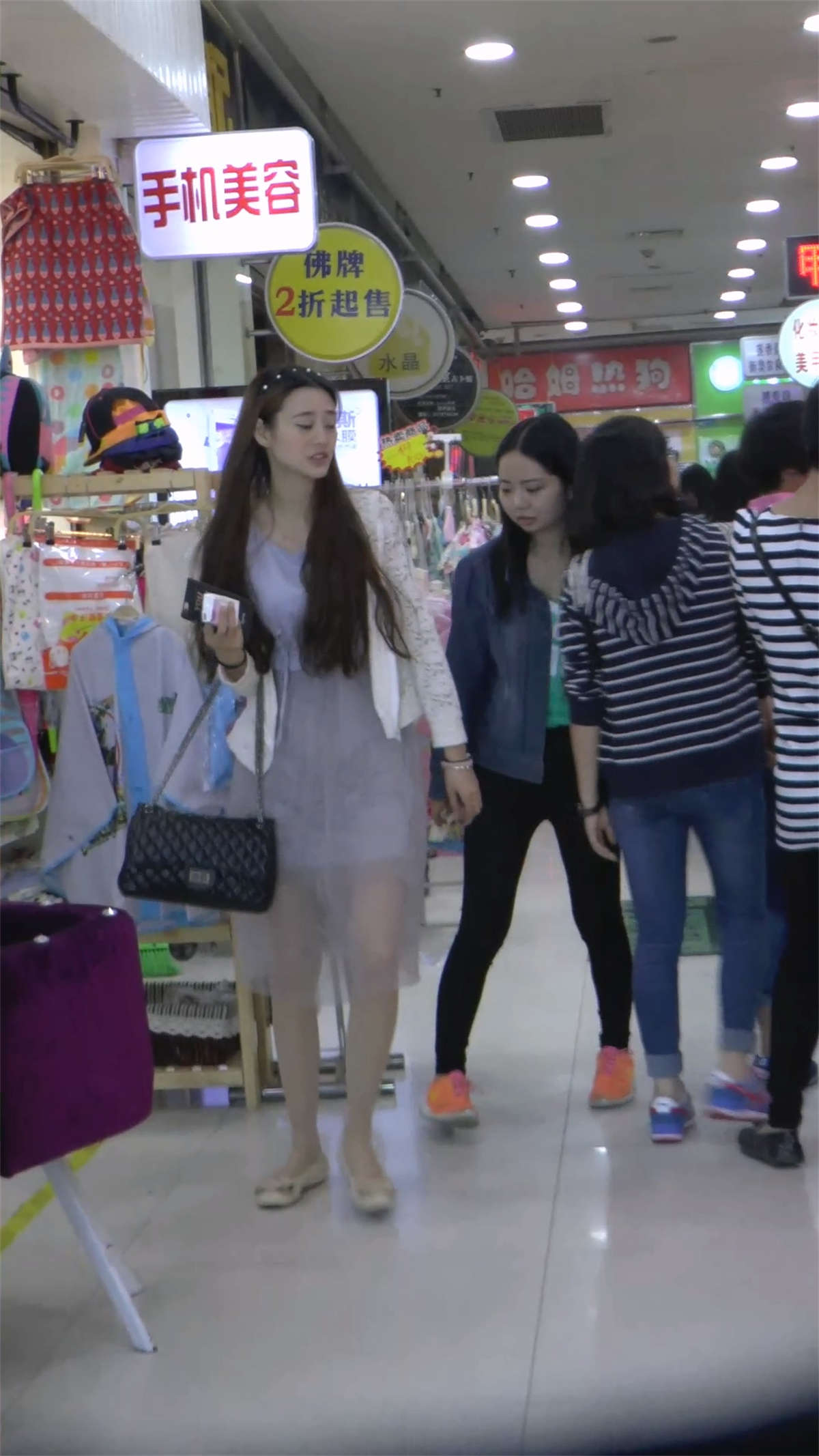 漂亮的连衣裙美女插图1