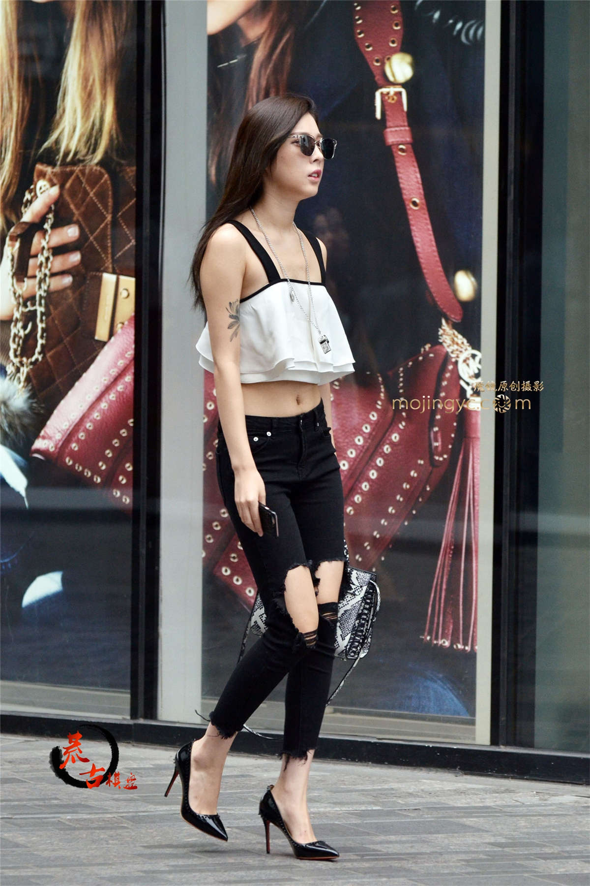 17-1-23 尖头漆皮细高跟，破洞牛仔紧身裤-日更街拍