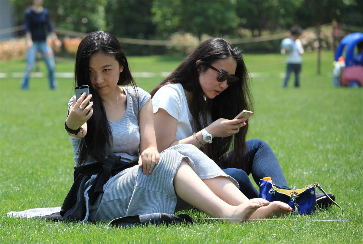 图片[2]-踏青公园街拍系列No.182 帮妈妈吹干趾缝-日更街拍