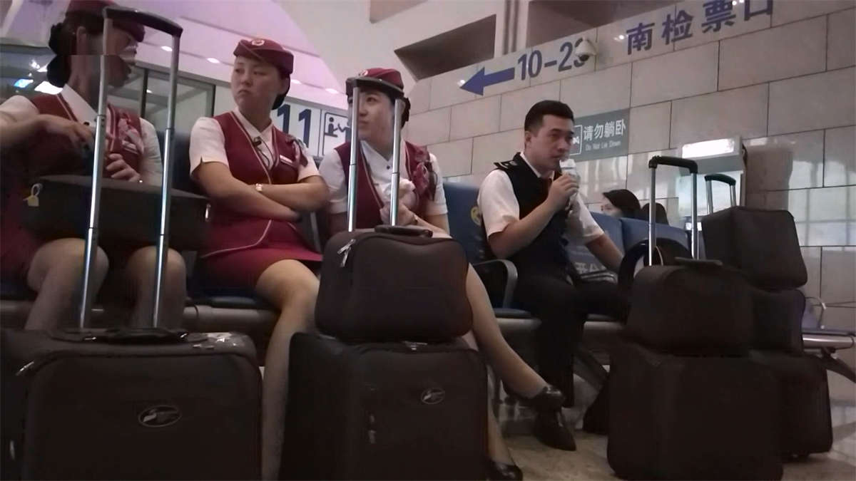 图片[2]-候车室里面的乘务员-日更街拍