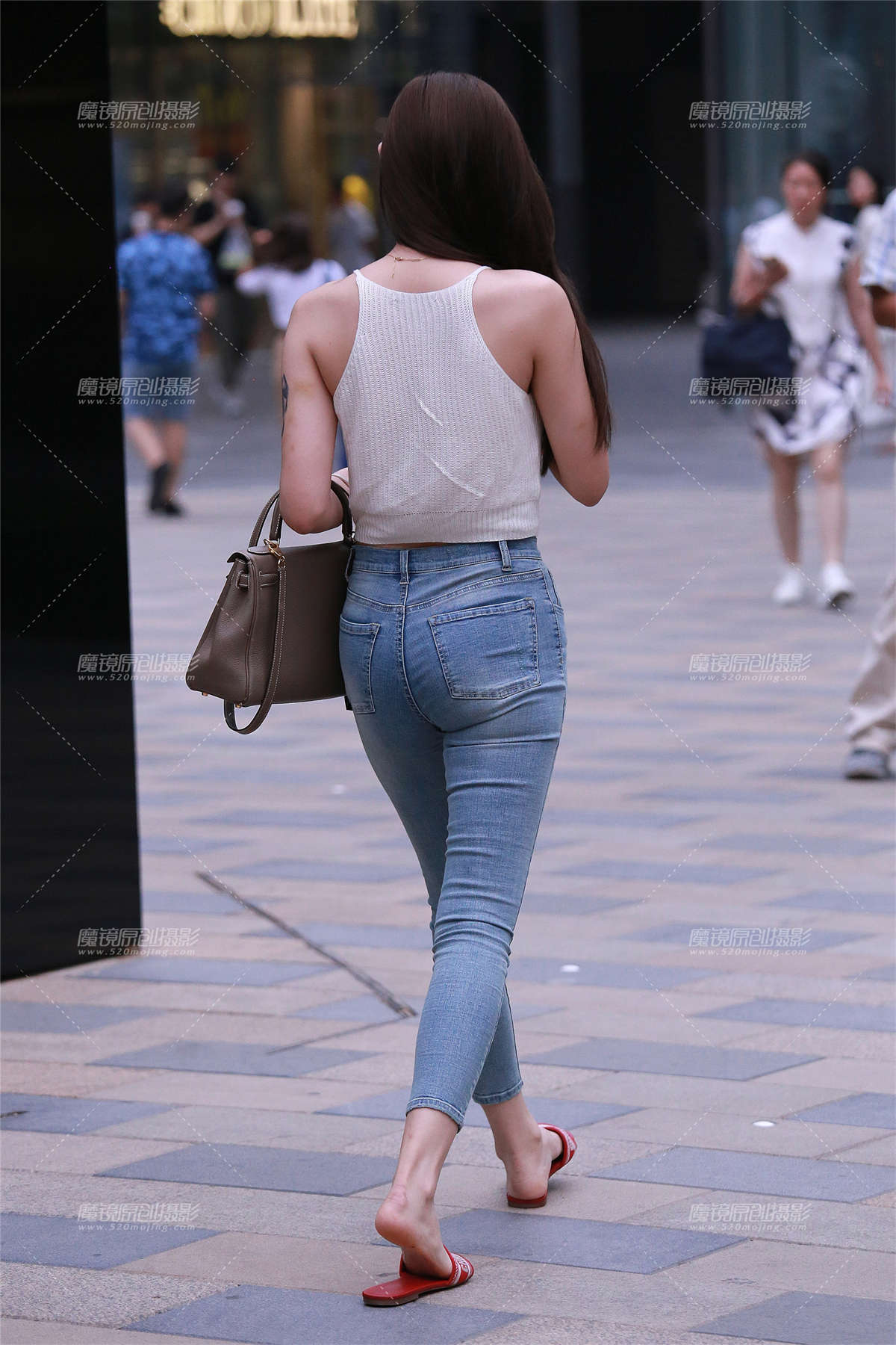图片[2]-紧身裤大眼妹-日更街拍