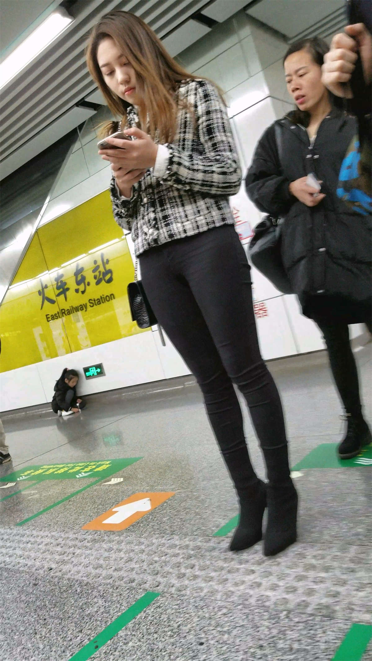 图片[2]-等地铁的黑色紧身裤超级小清新美女-日更街拍