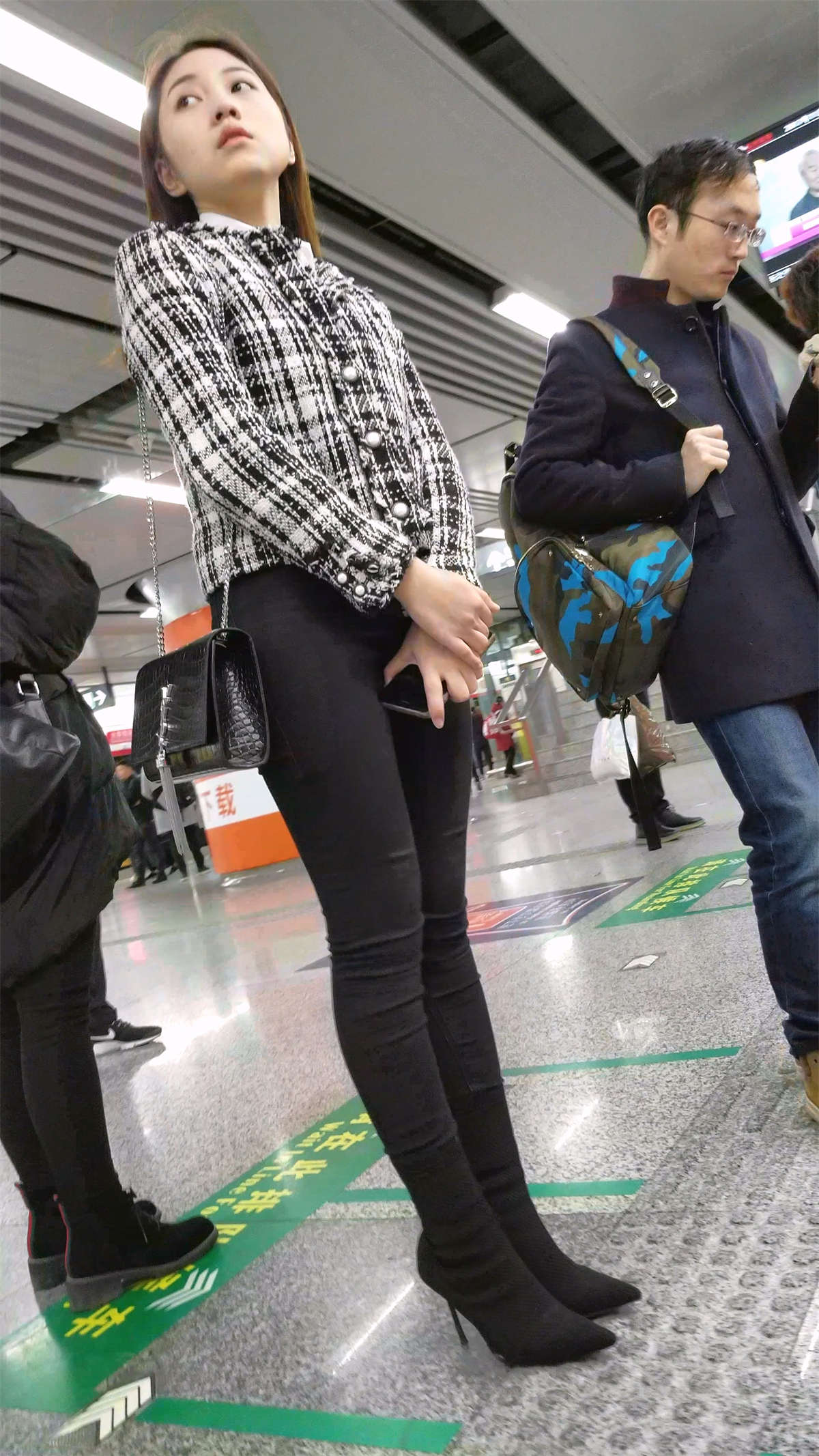 等地铁的黑色紧身裤超级小清新美女-日更街拍