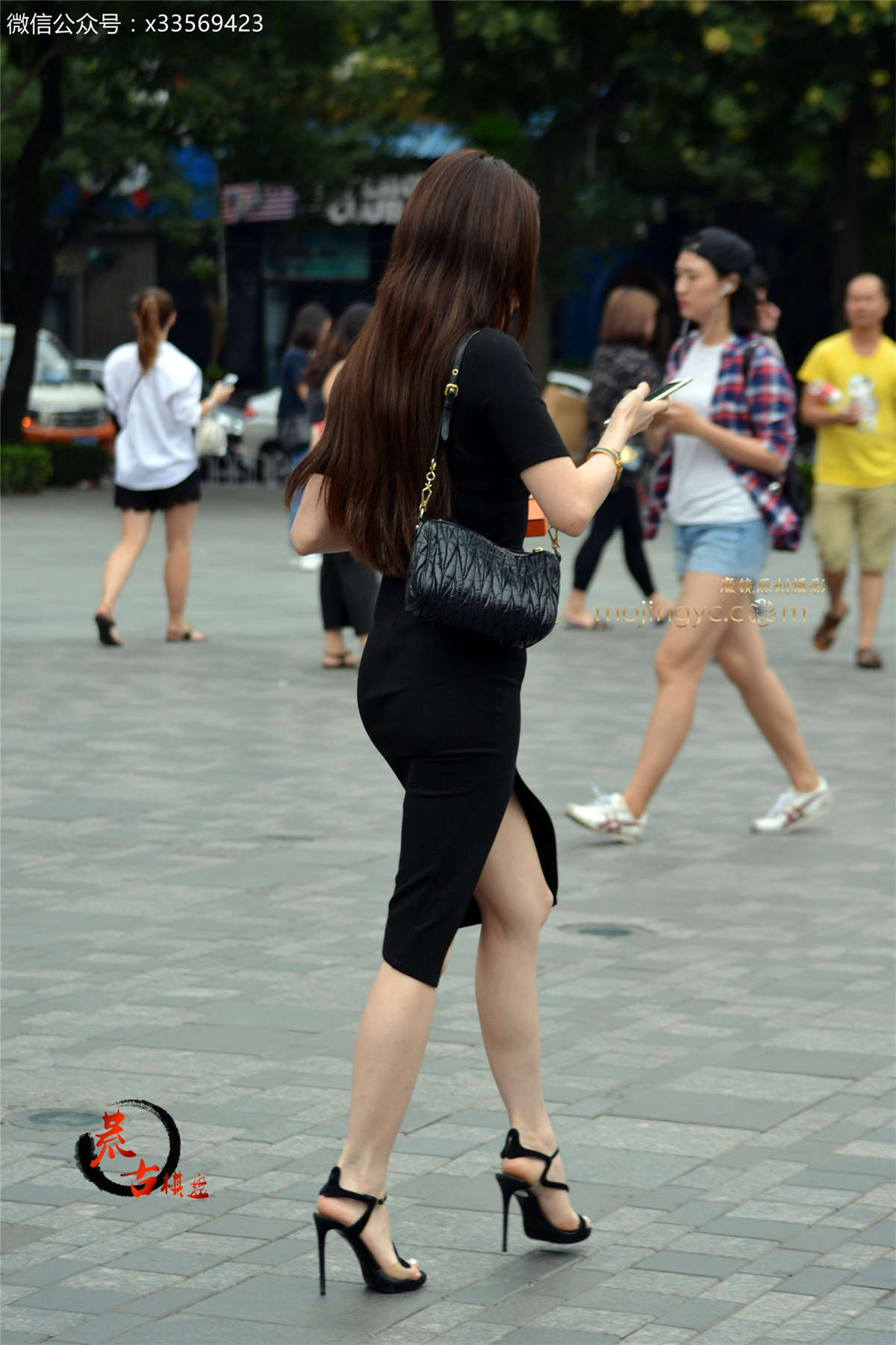 图片[2]-17-1-24细高跟凉鞋，紧身开叉裙-日更街拍